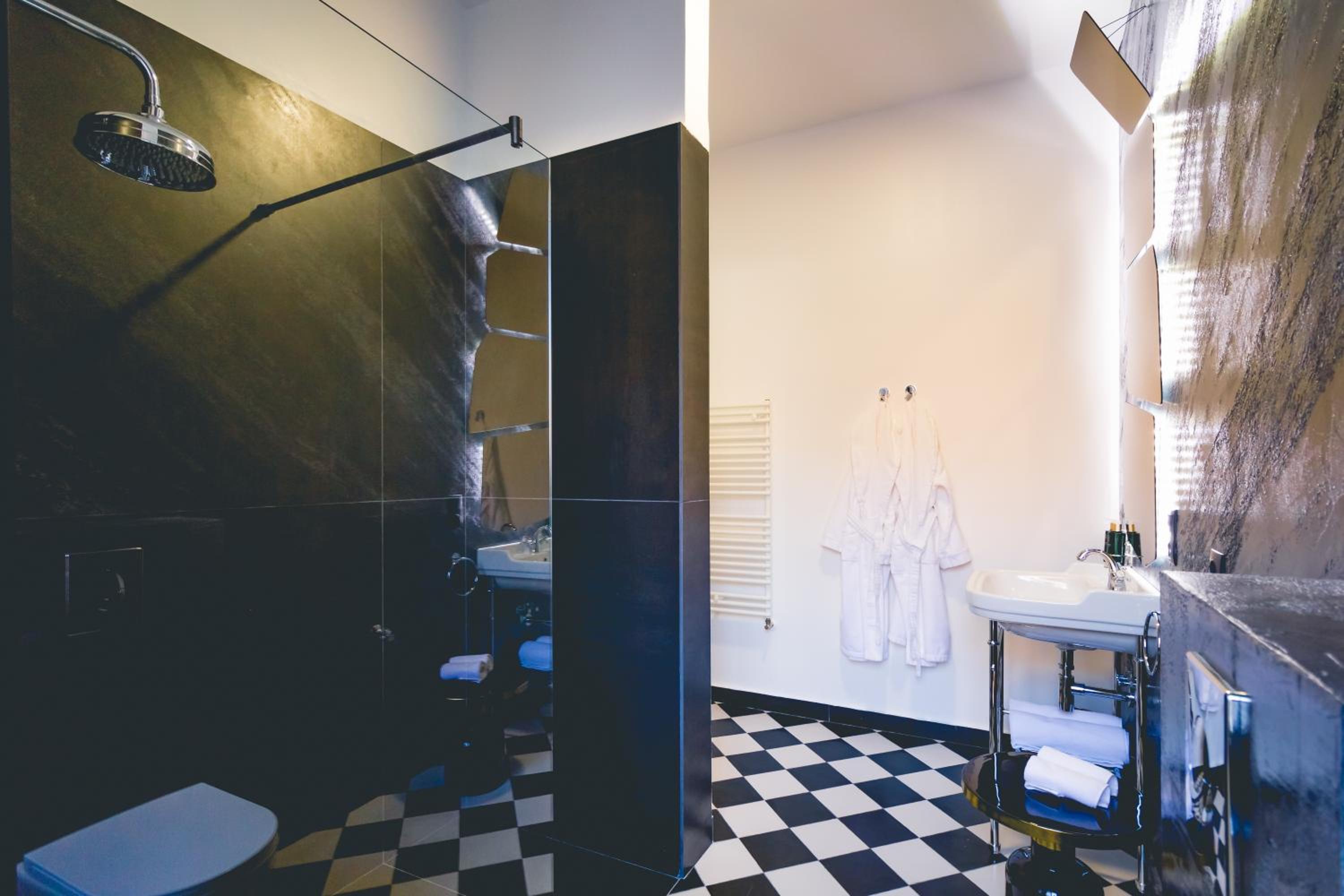 Deluxe King Room - Photo 29