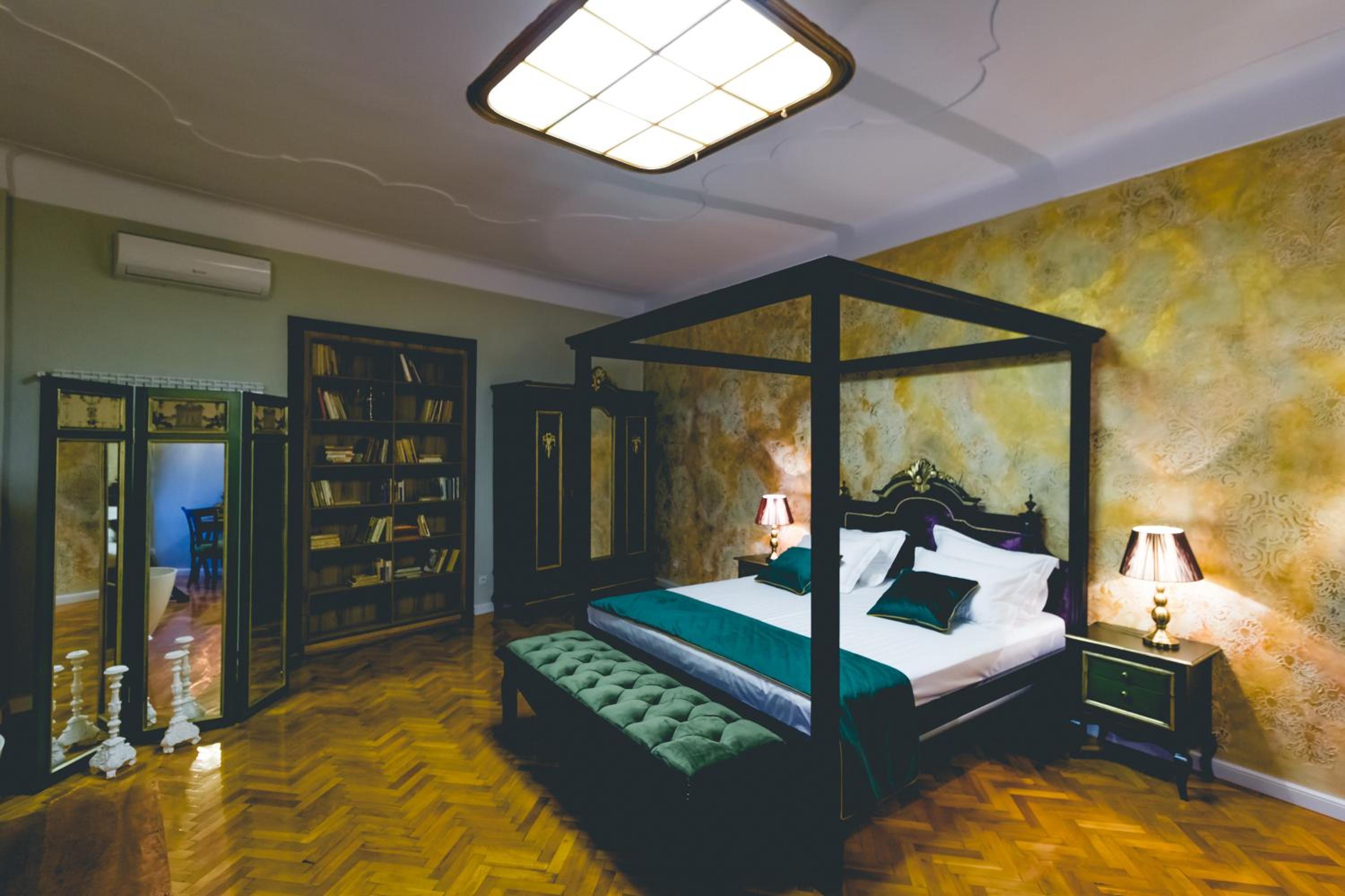 Deluxe King Room - Photo 19