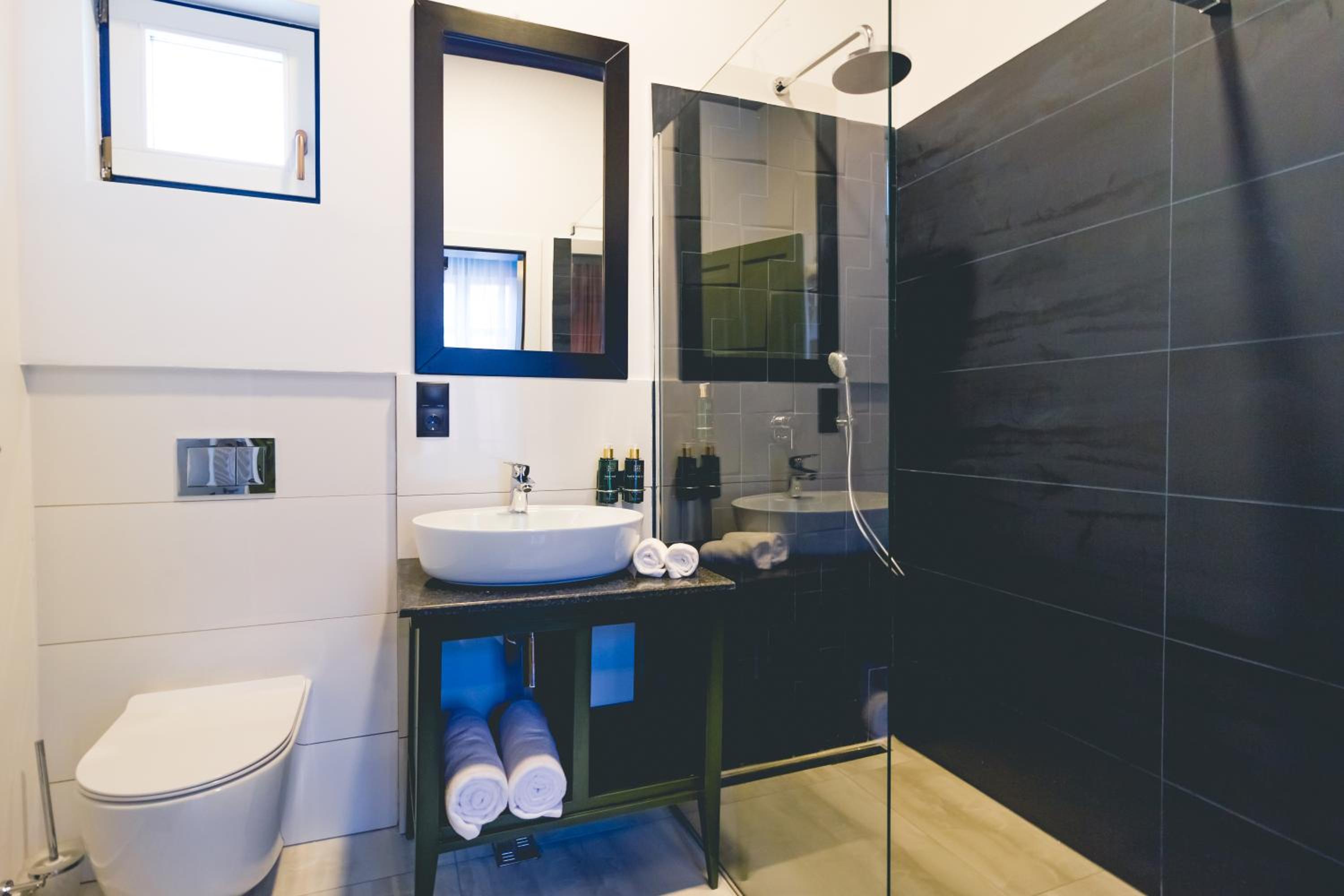 Deluxe Family Suite - Photo 34