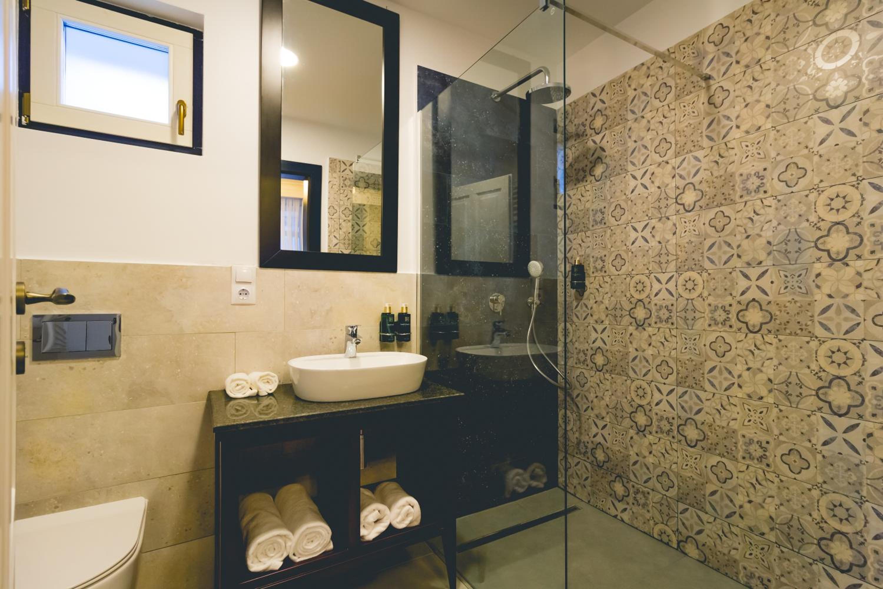Deluxe Family Suite - Photo 22
