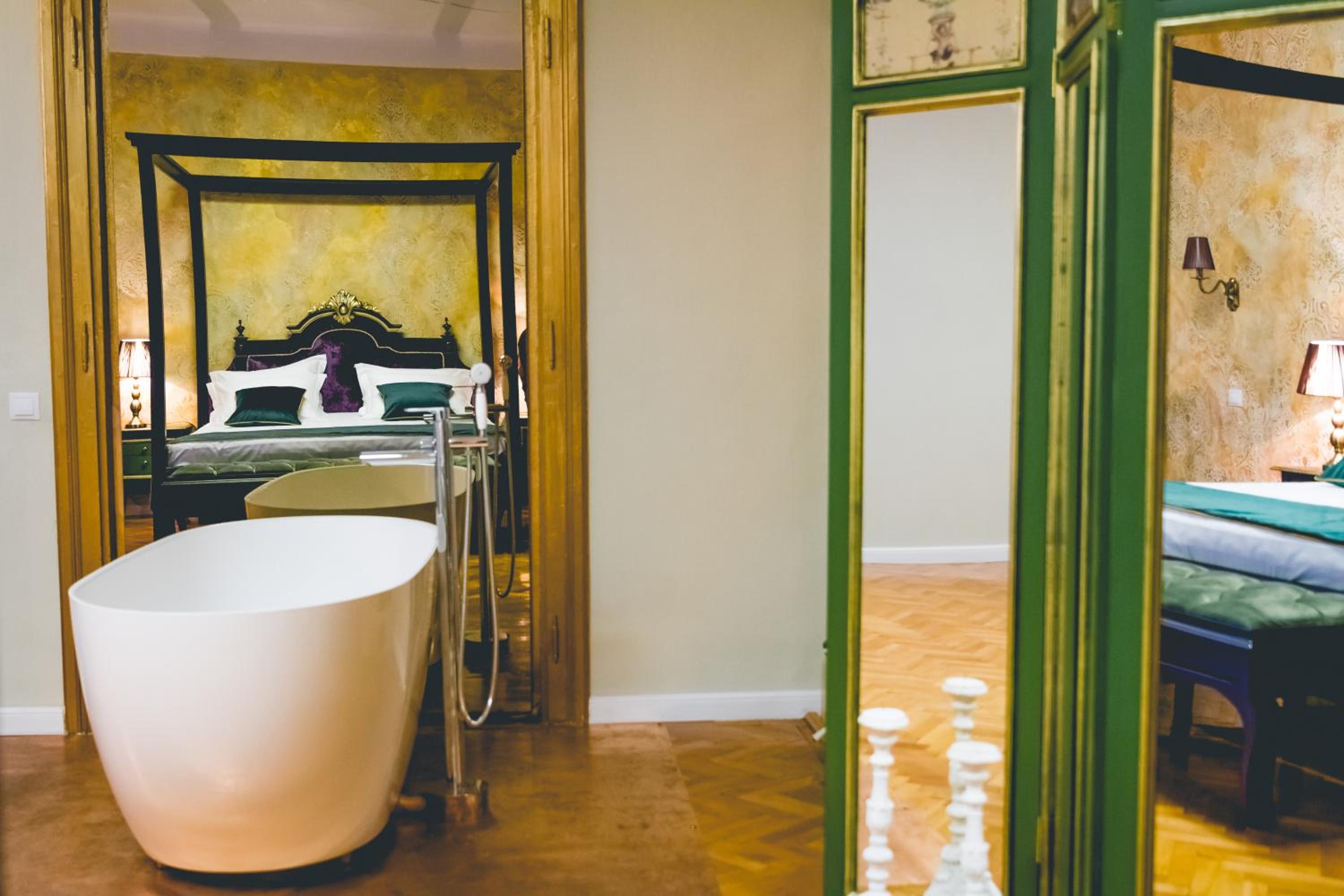 Deluxe King Room - Photo 41
