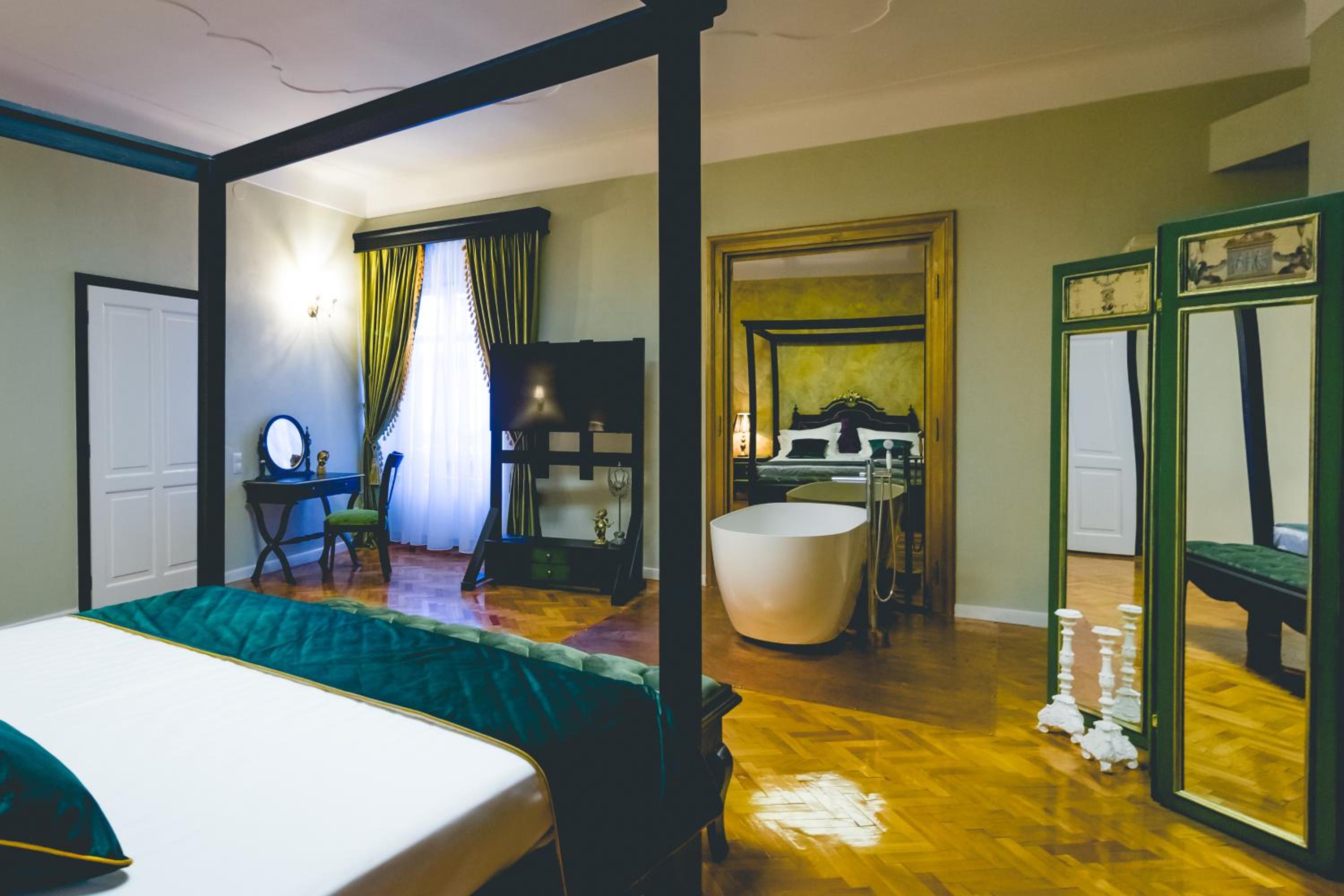 Deluxe King Room - Photo 20