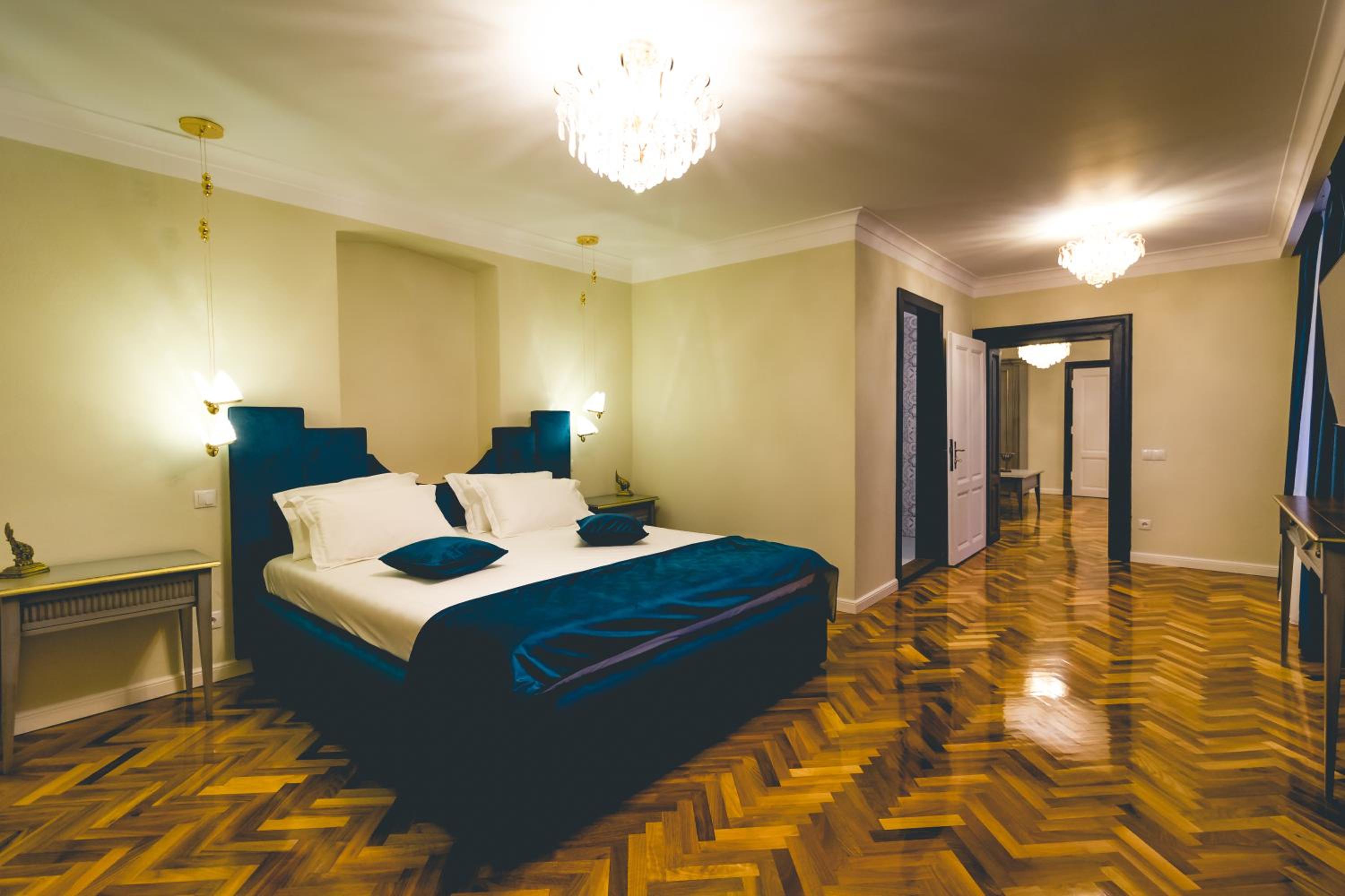 Deluxe Family Suite - Photo 15