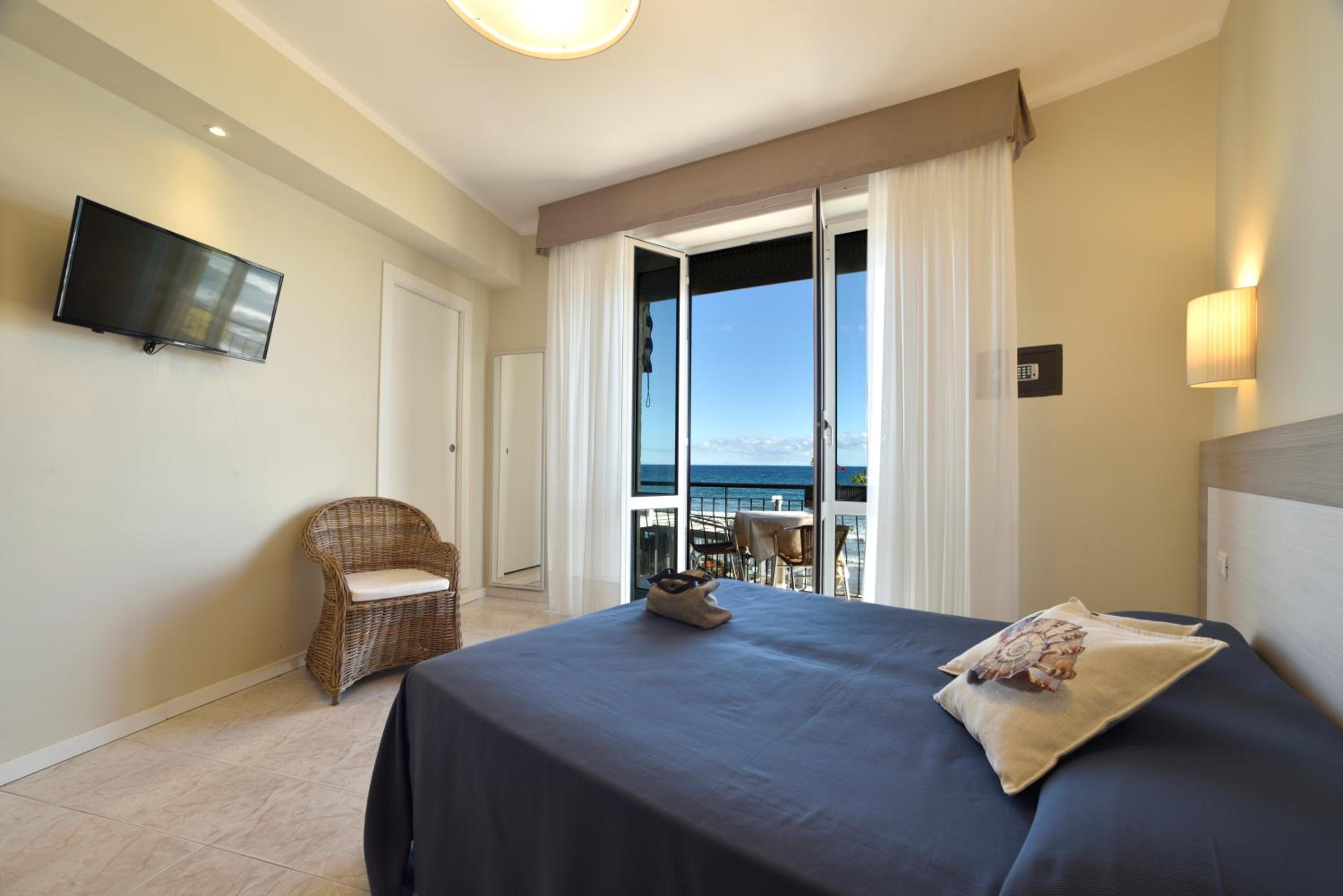 Double or Twin Room with Sea View photo 1