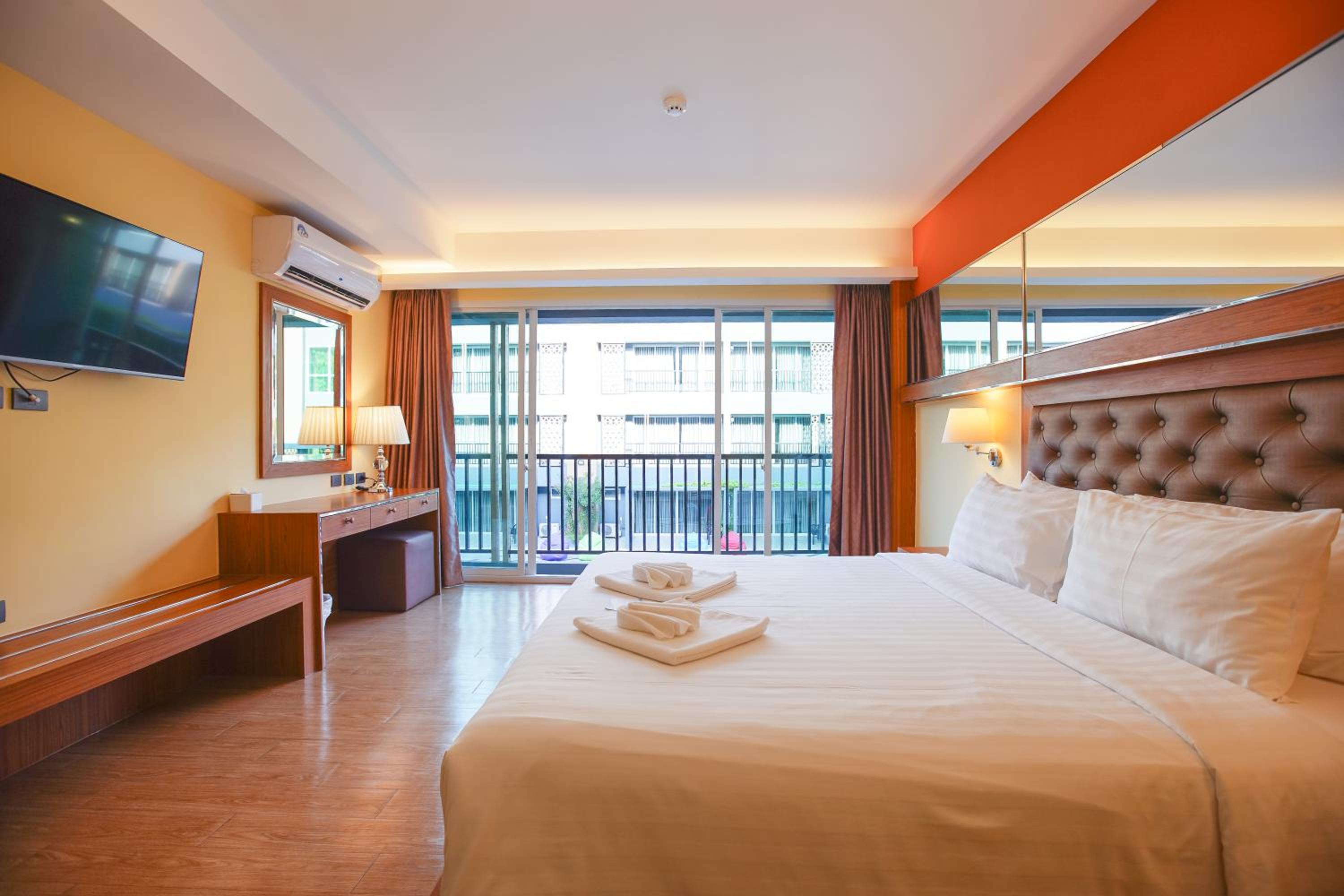 Deluxe Double or Twin Room with Pool View - Photo 15