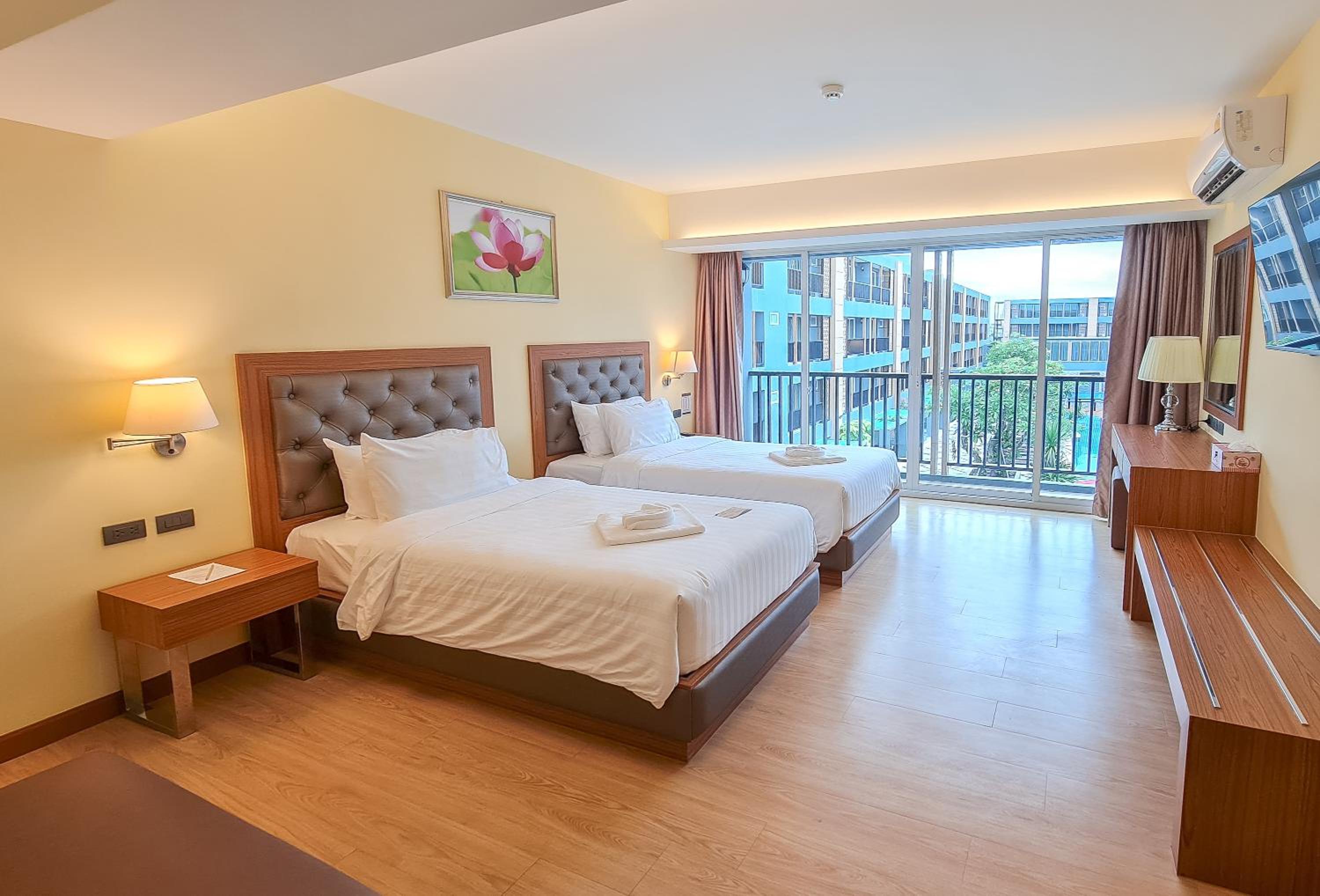 Deluxe Double or Twin Room with Pool View - Photo 18