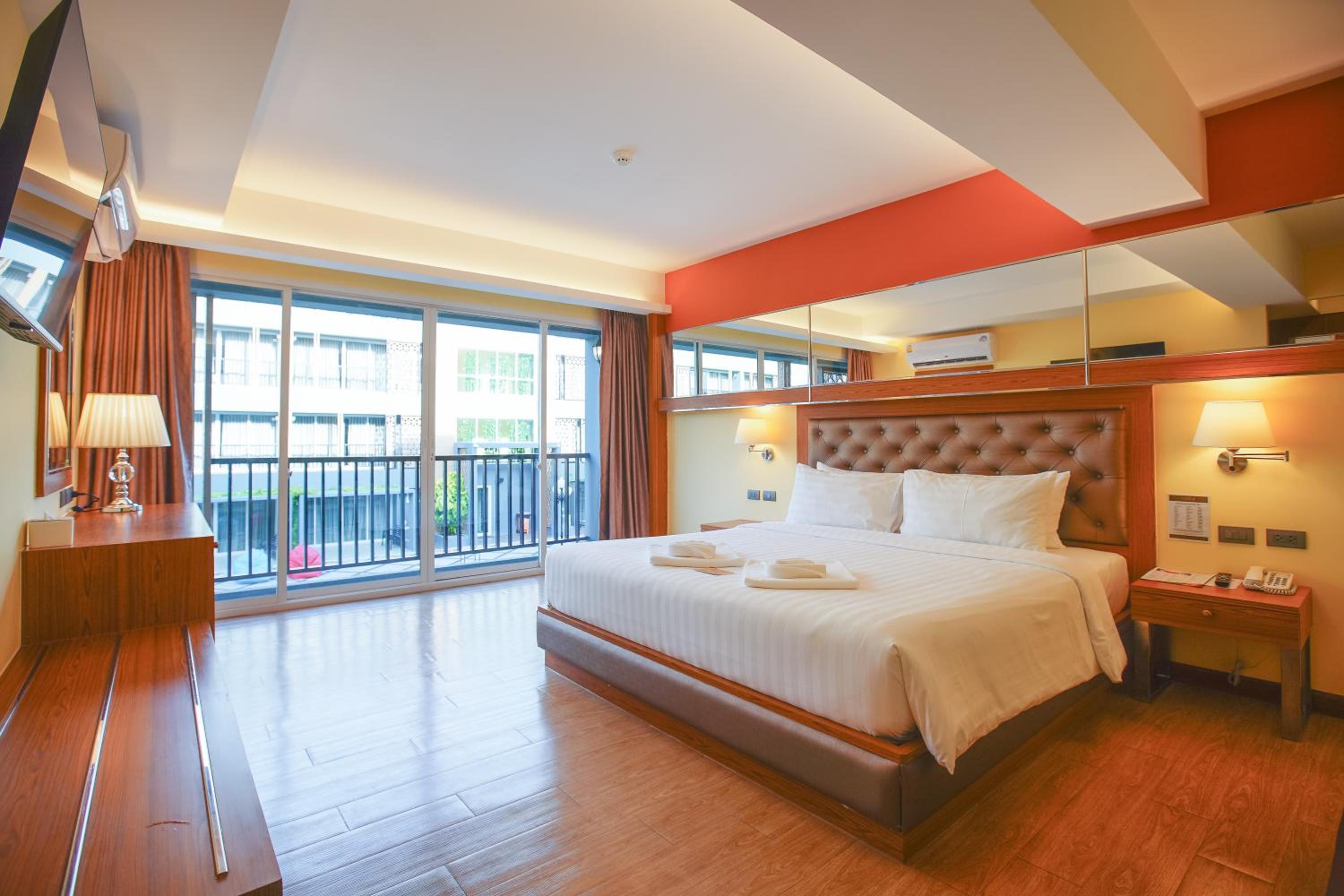 Deluxe Double or Twin Room with Pool View - Photo 16