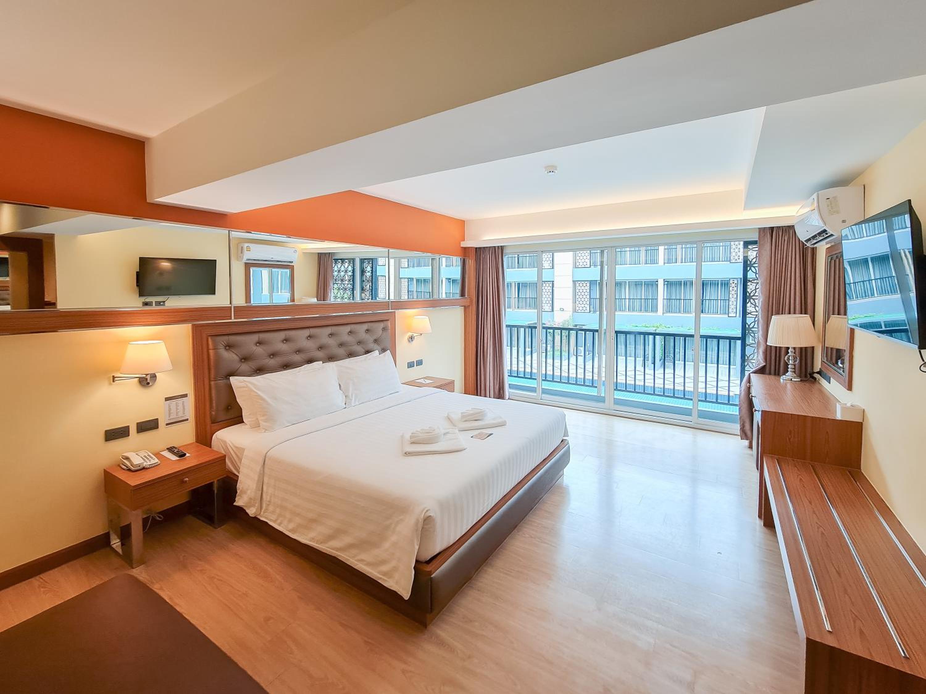 Deluxe Double or Twin Room with Pool View - Photo 17