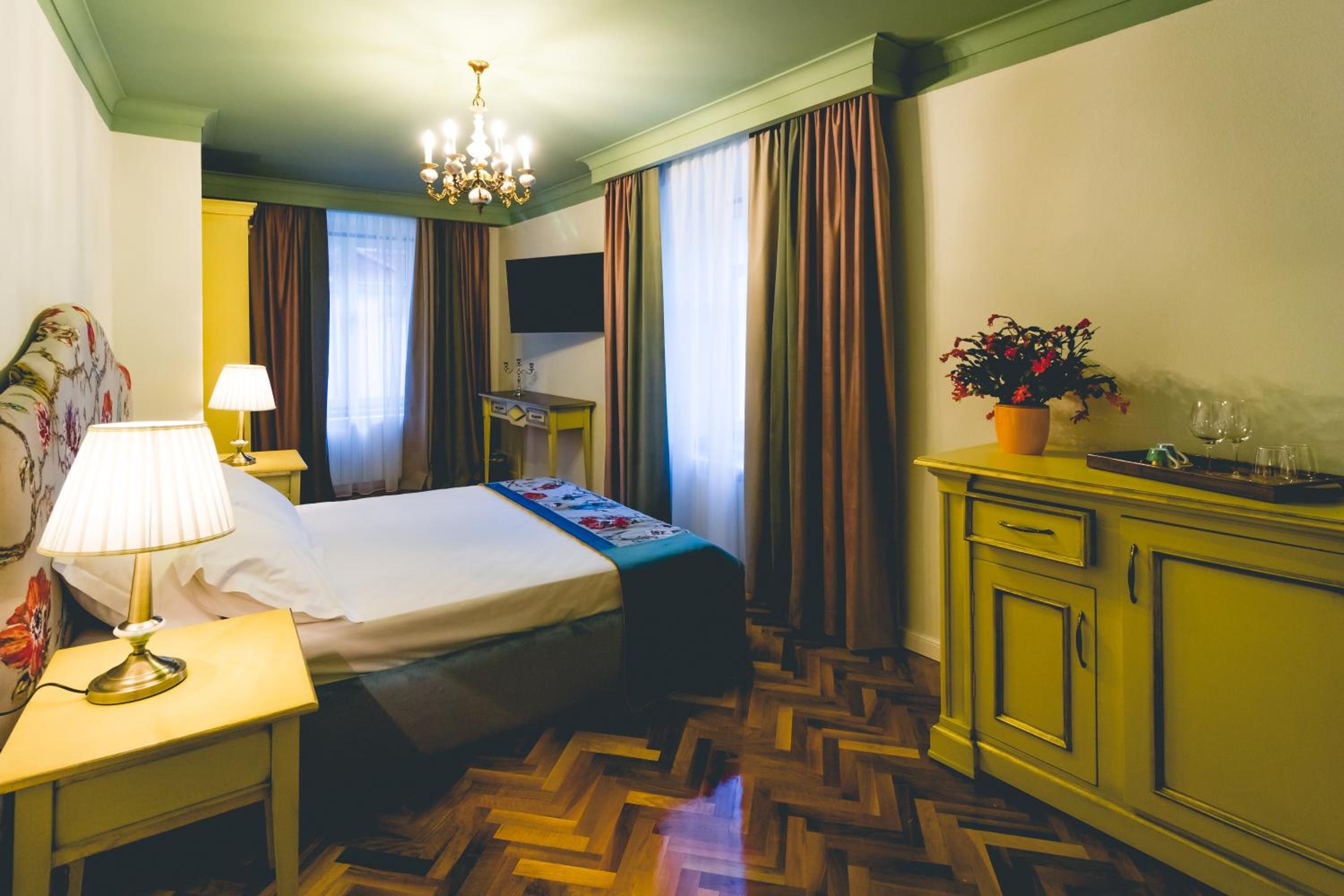Deluxe Double Room - Photo 9