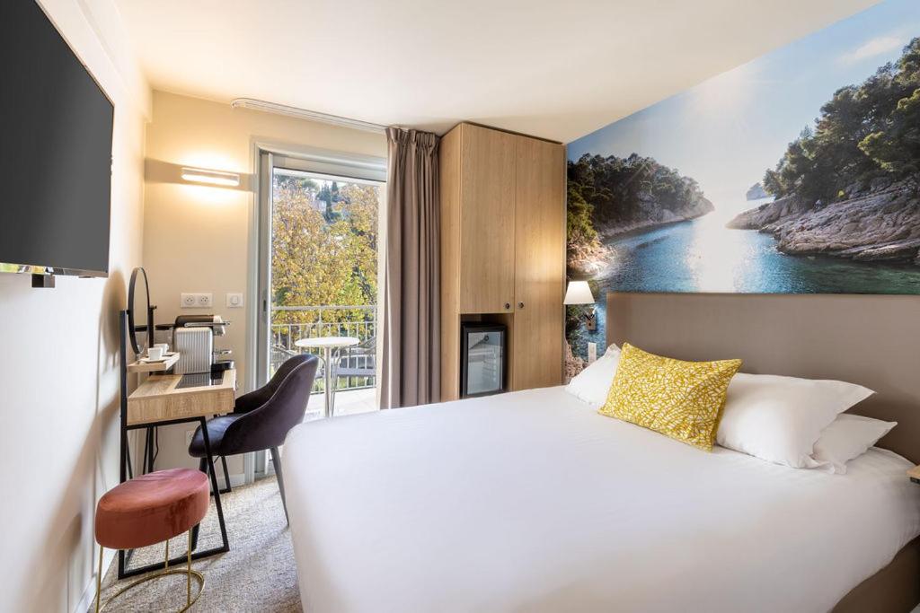 Superior Queen Room with Balcony and Garden View photo 3