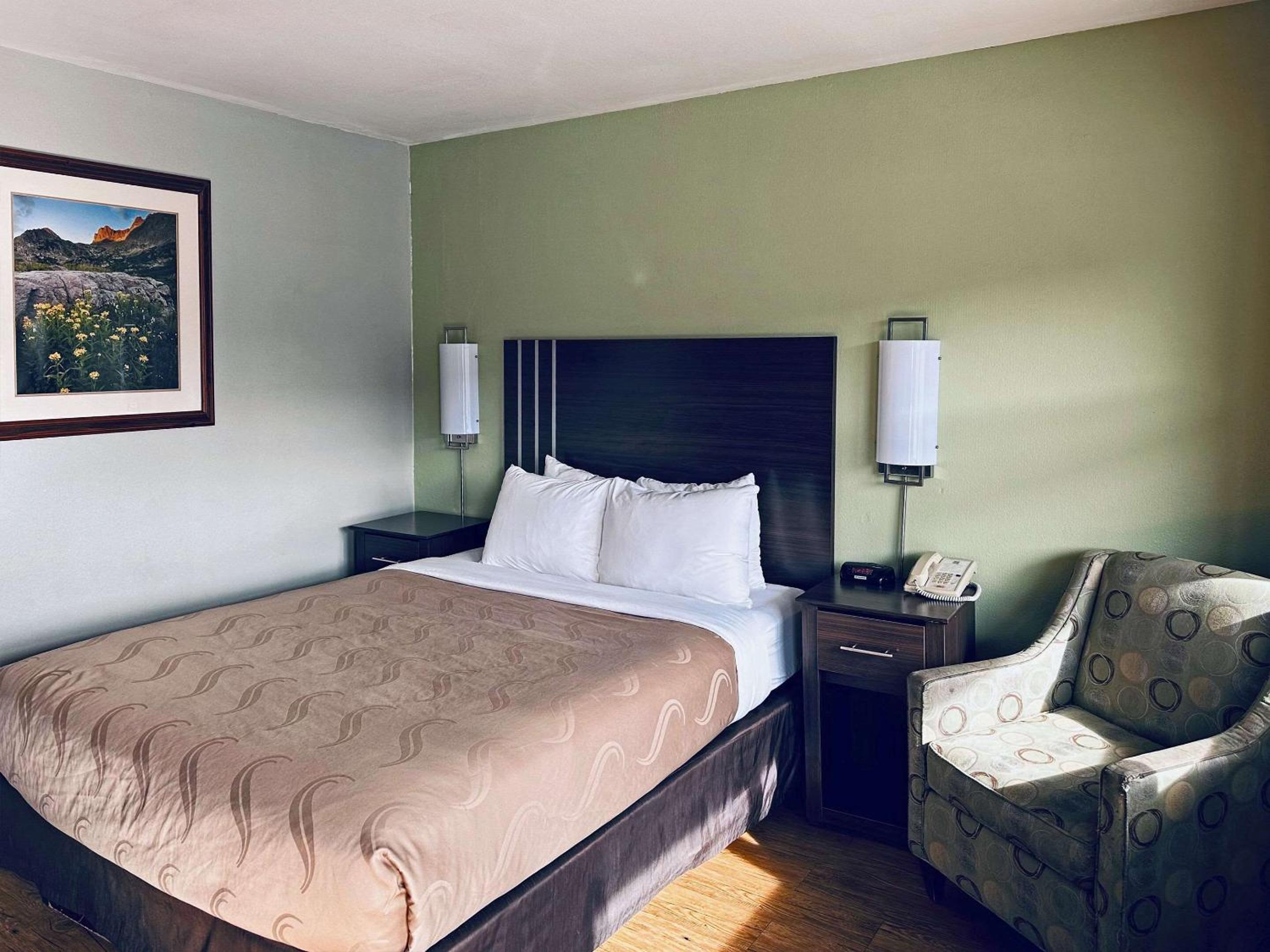 Queen Room - Non-Smoking/Pet Friendly photo 1