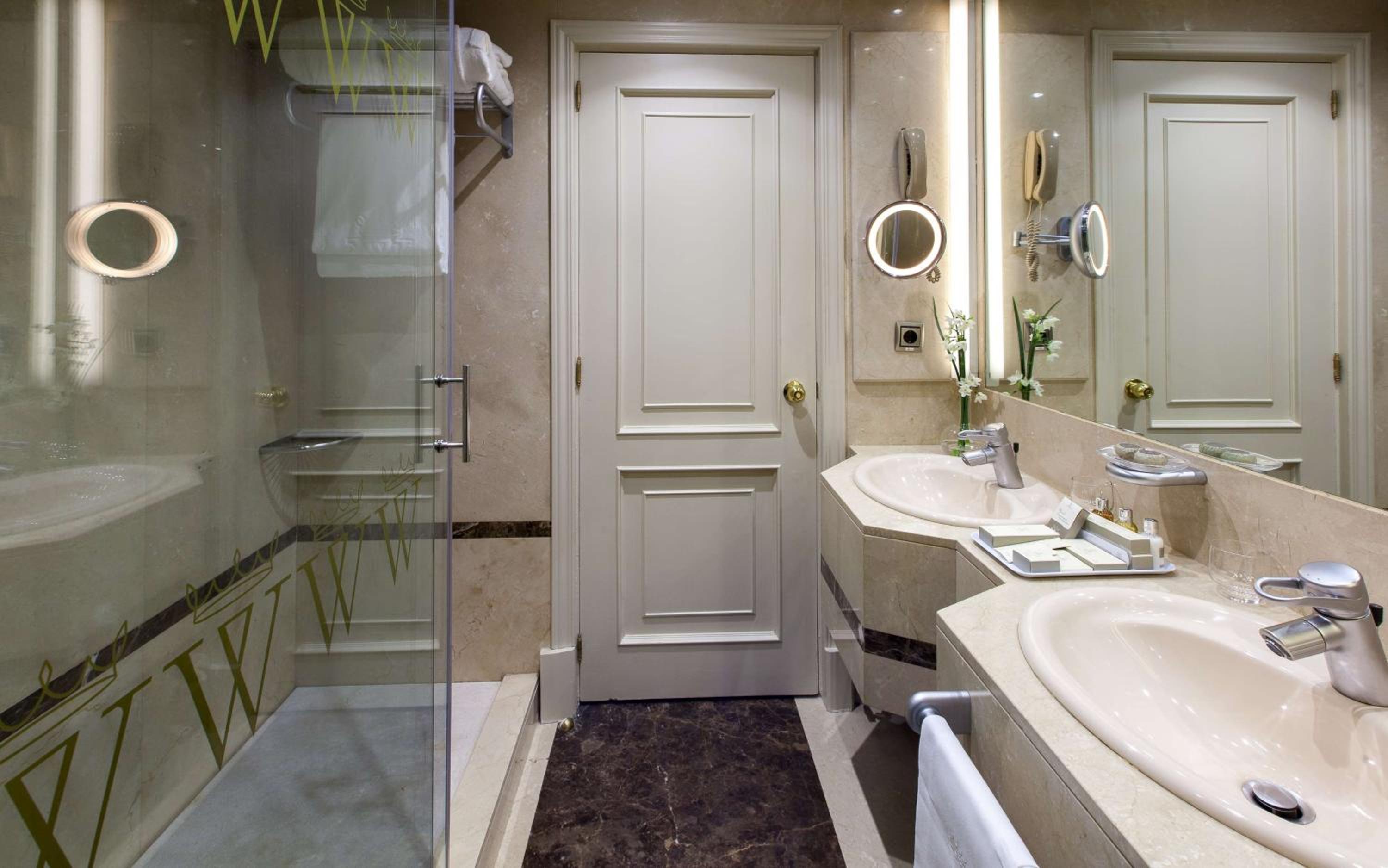 Junior Suite - The Wellington Club - Photo 9