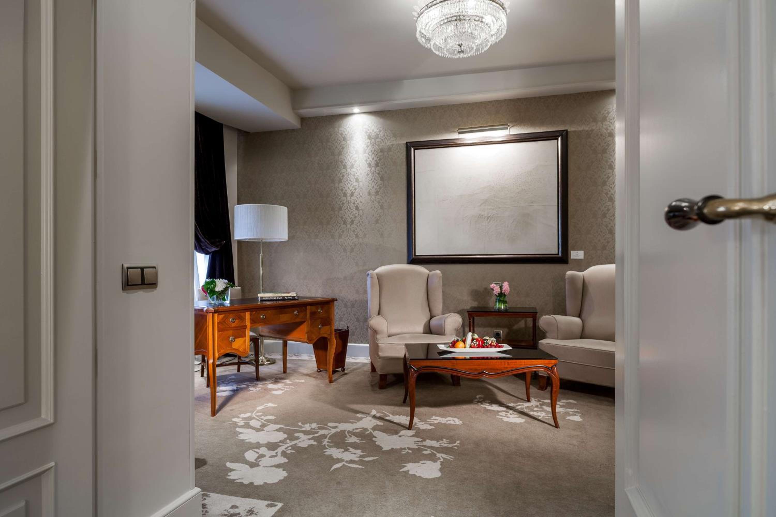 Junior Suite - The Wellington Club - Photo 11