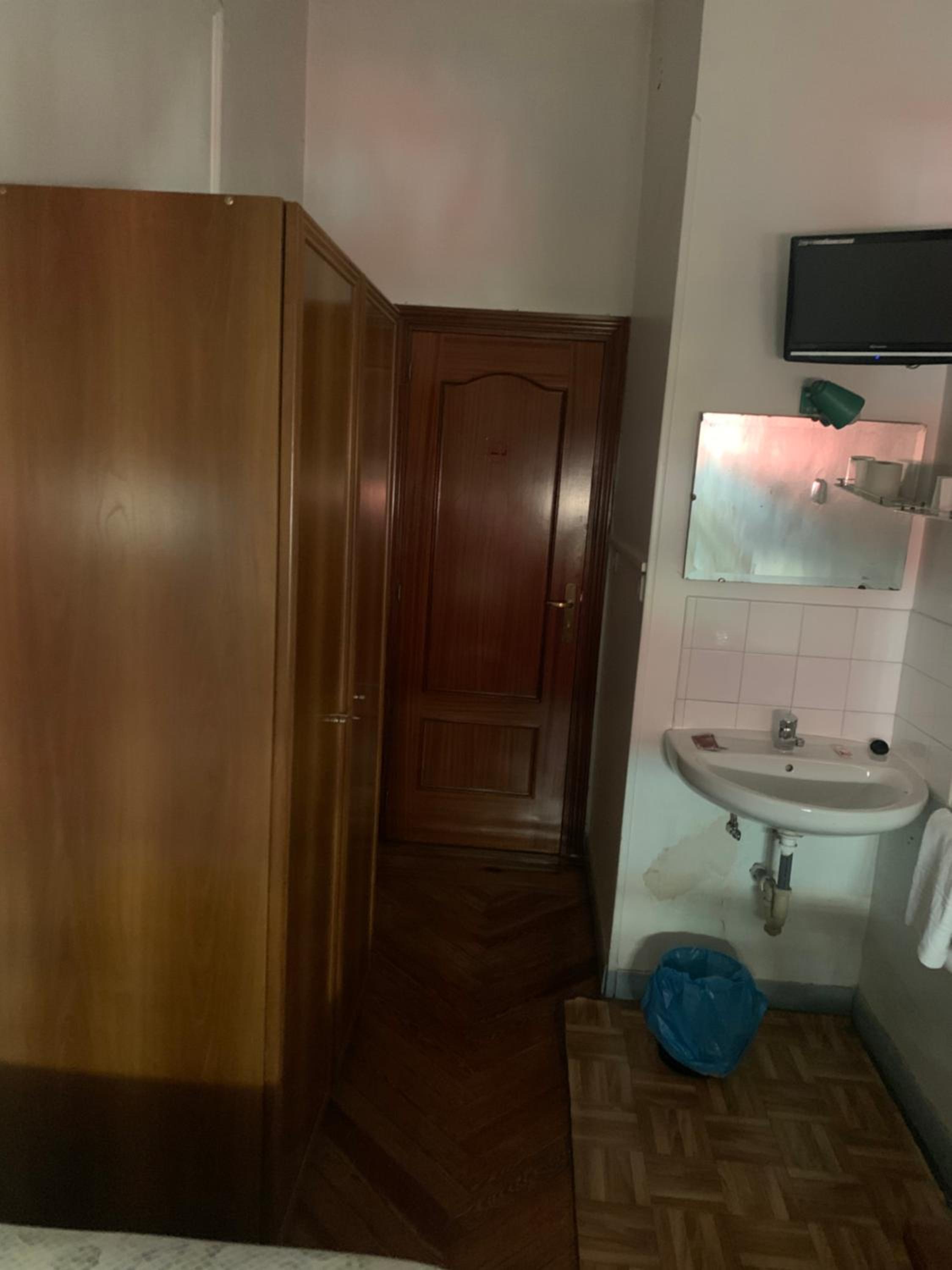 Standard Single Room with Shared Bathroom photo 2