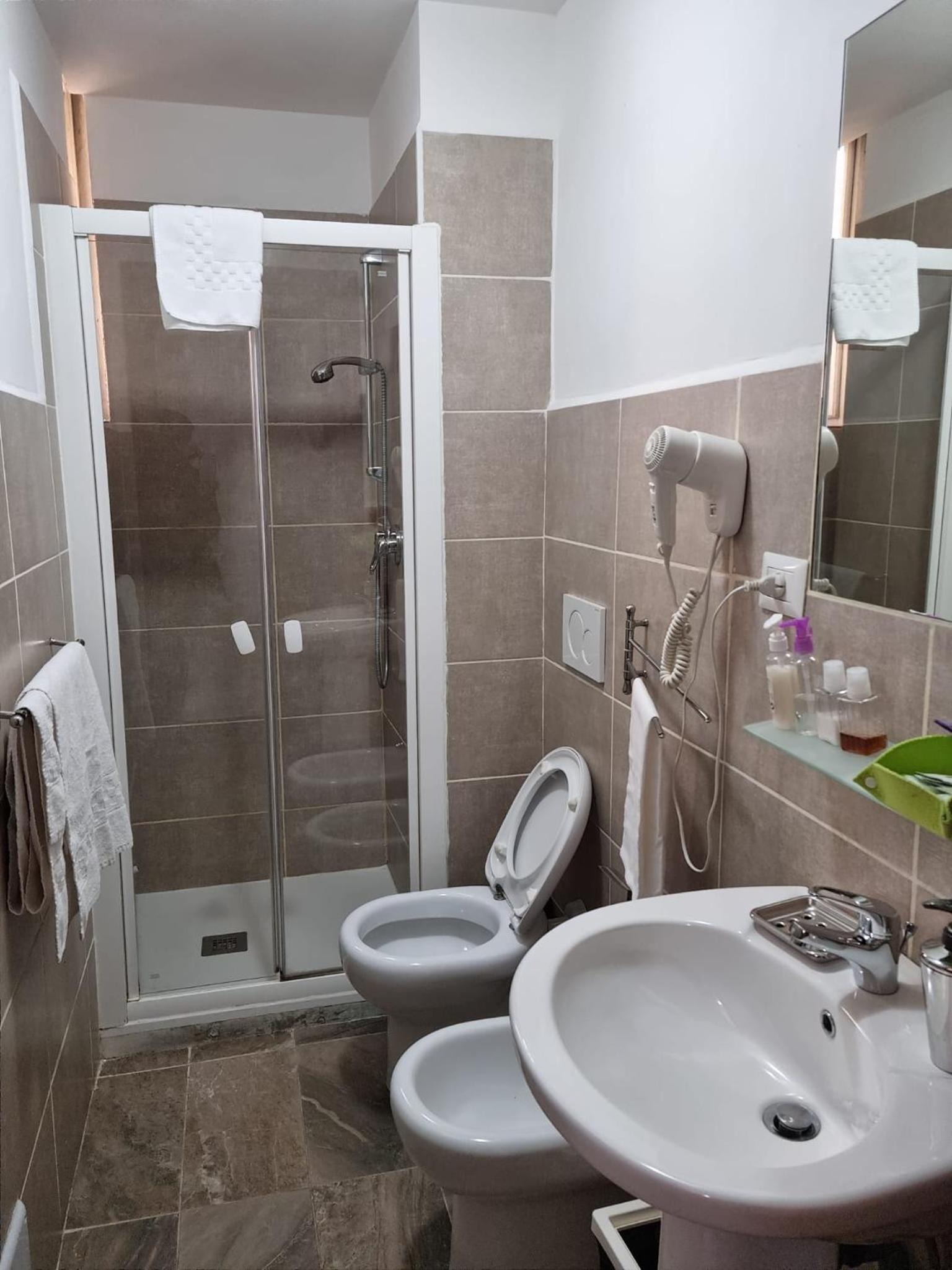 Double Room with Private Bathroom photo 2