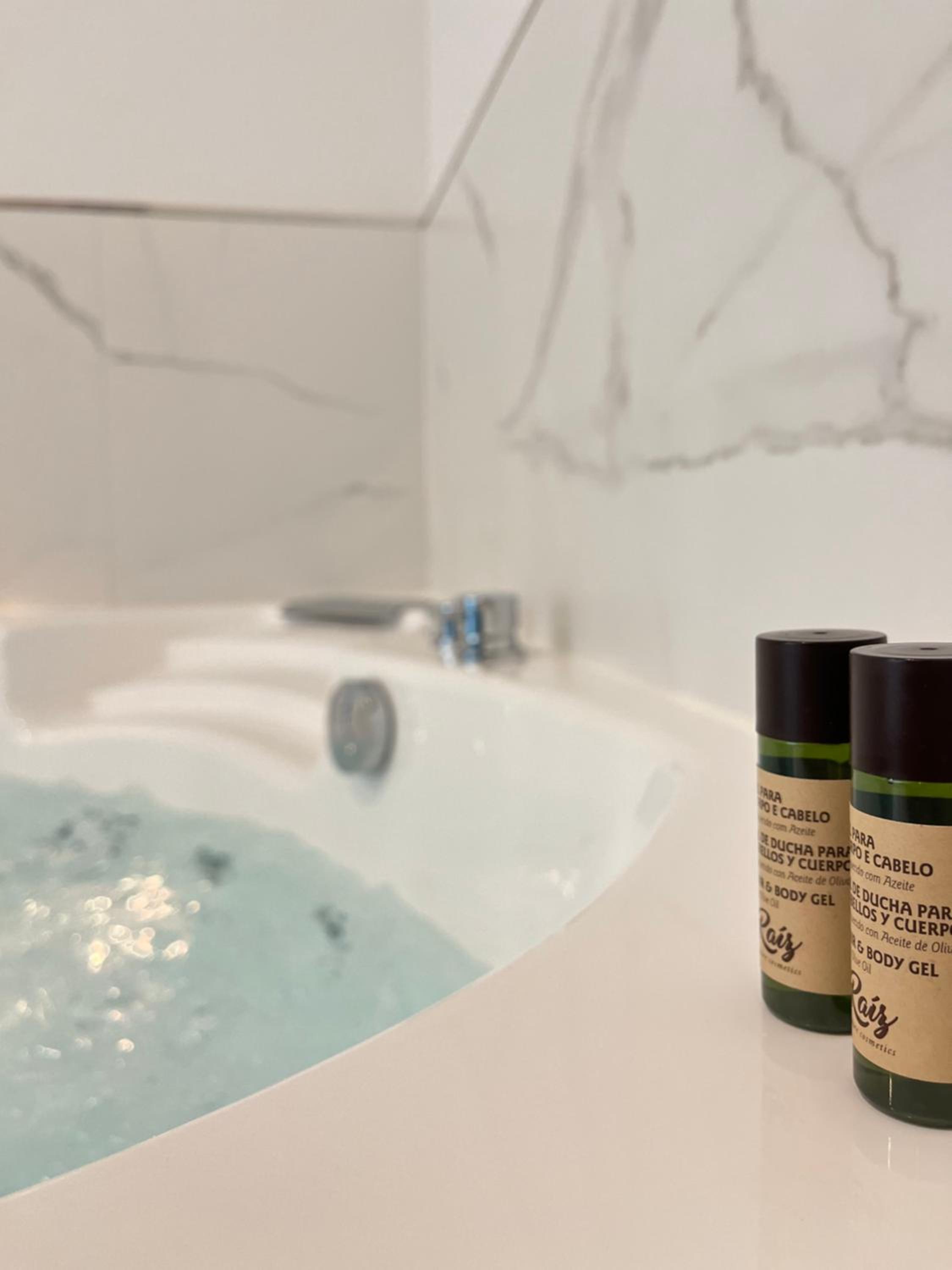 Double Room with Spa Bath - Photo 15
