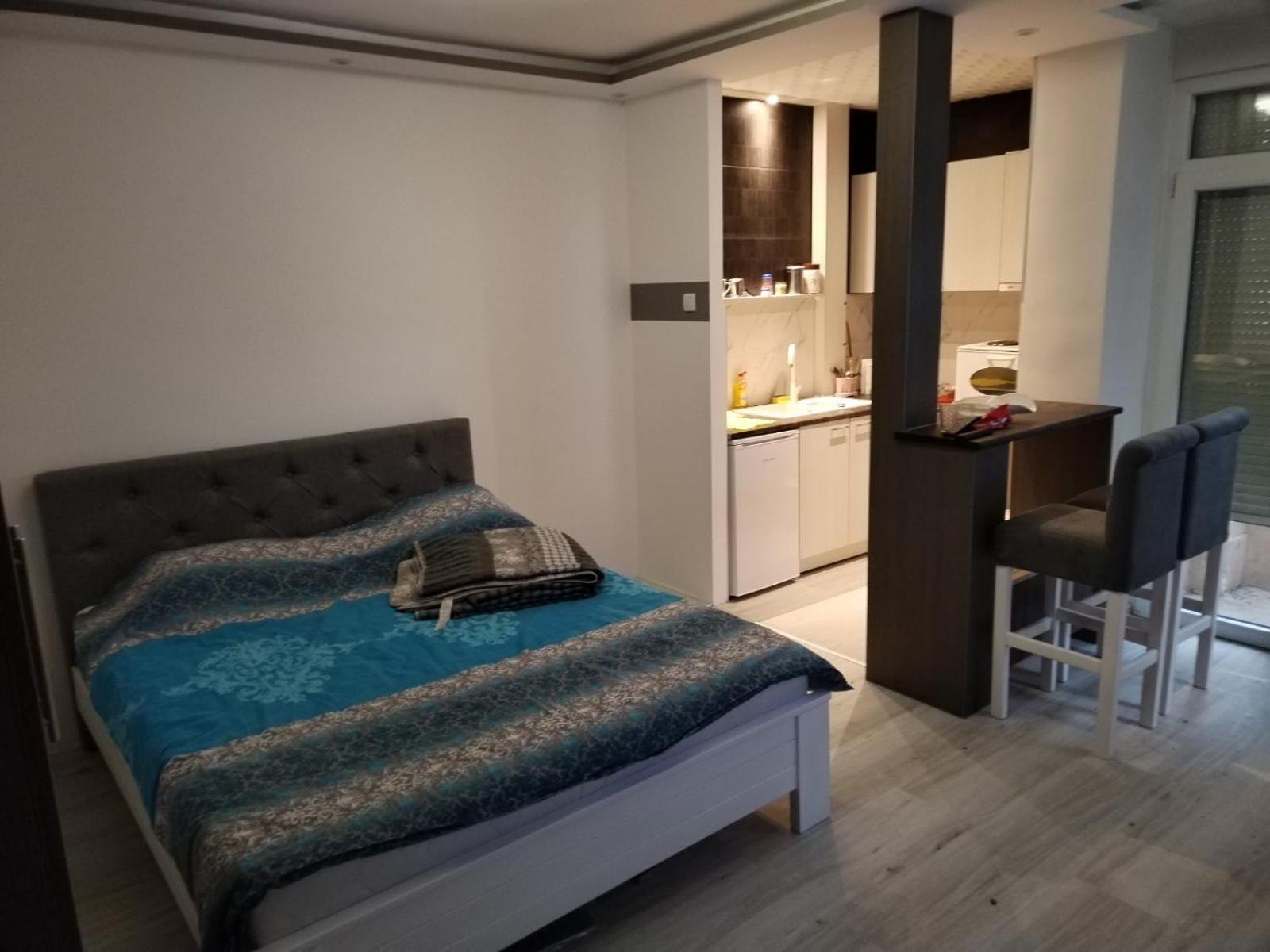 One-Bedroom Apartment photo 2