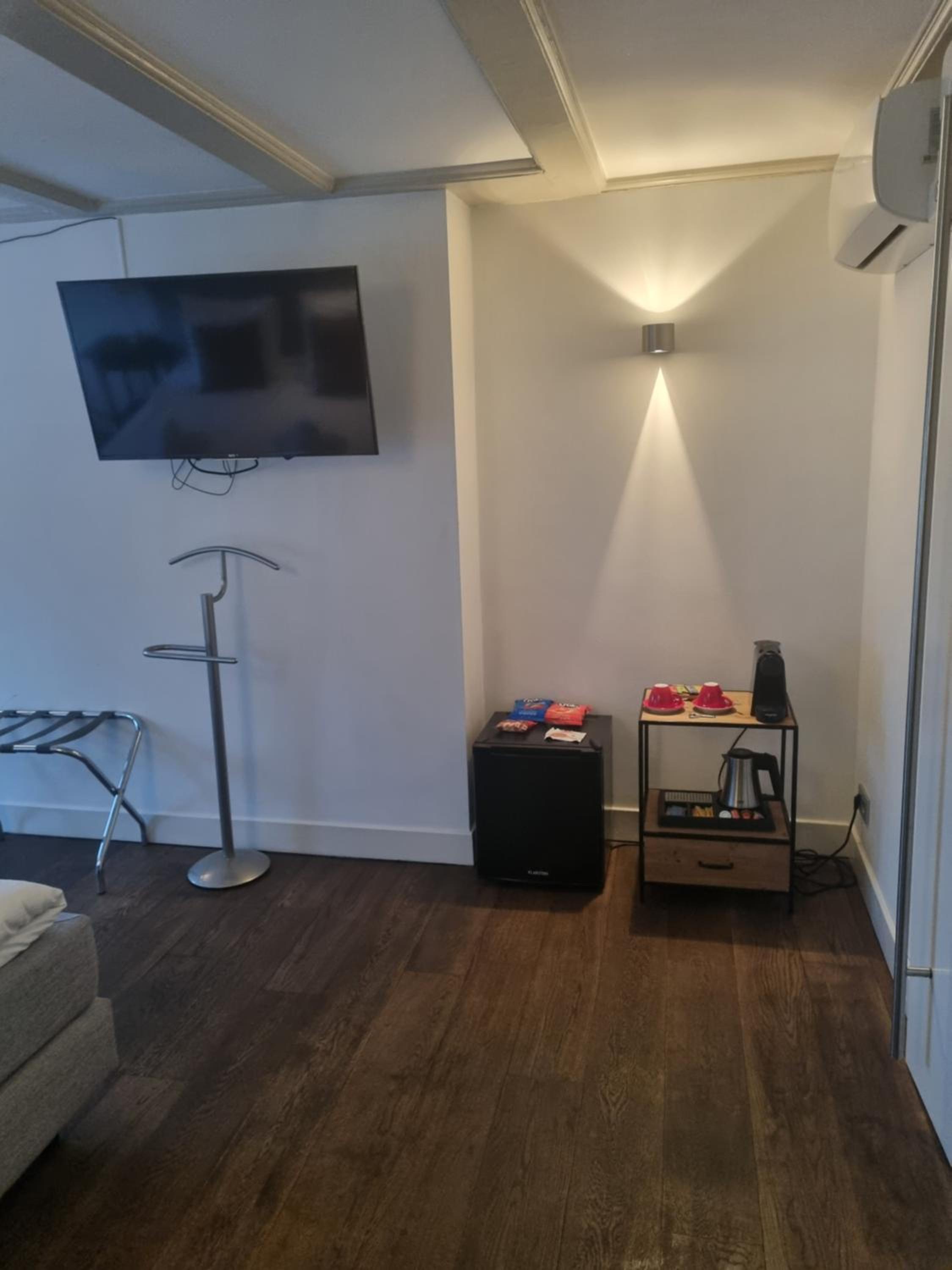 Standard Double Room with External Toilet - Photo 4