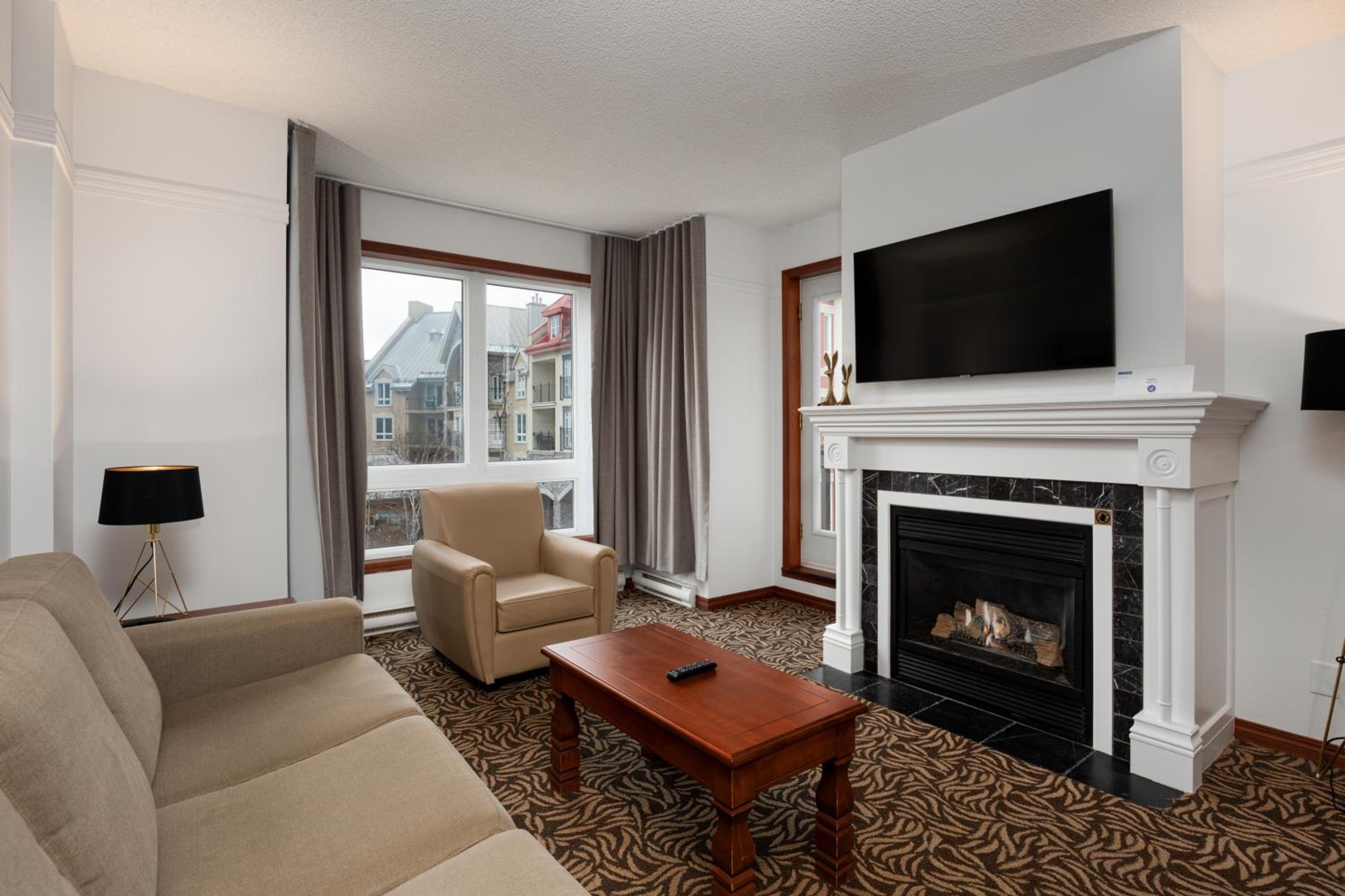 One-Bedroom Suite - Photo 2