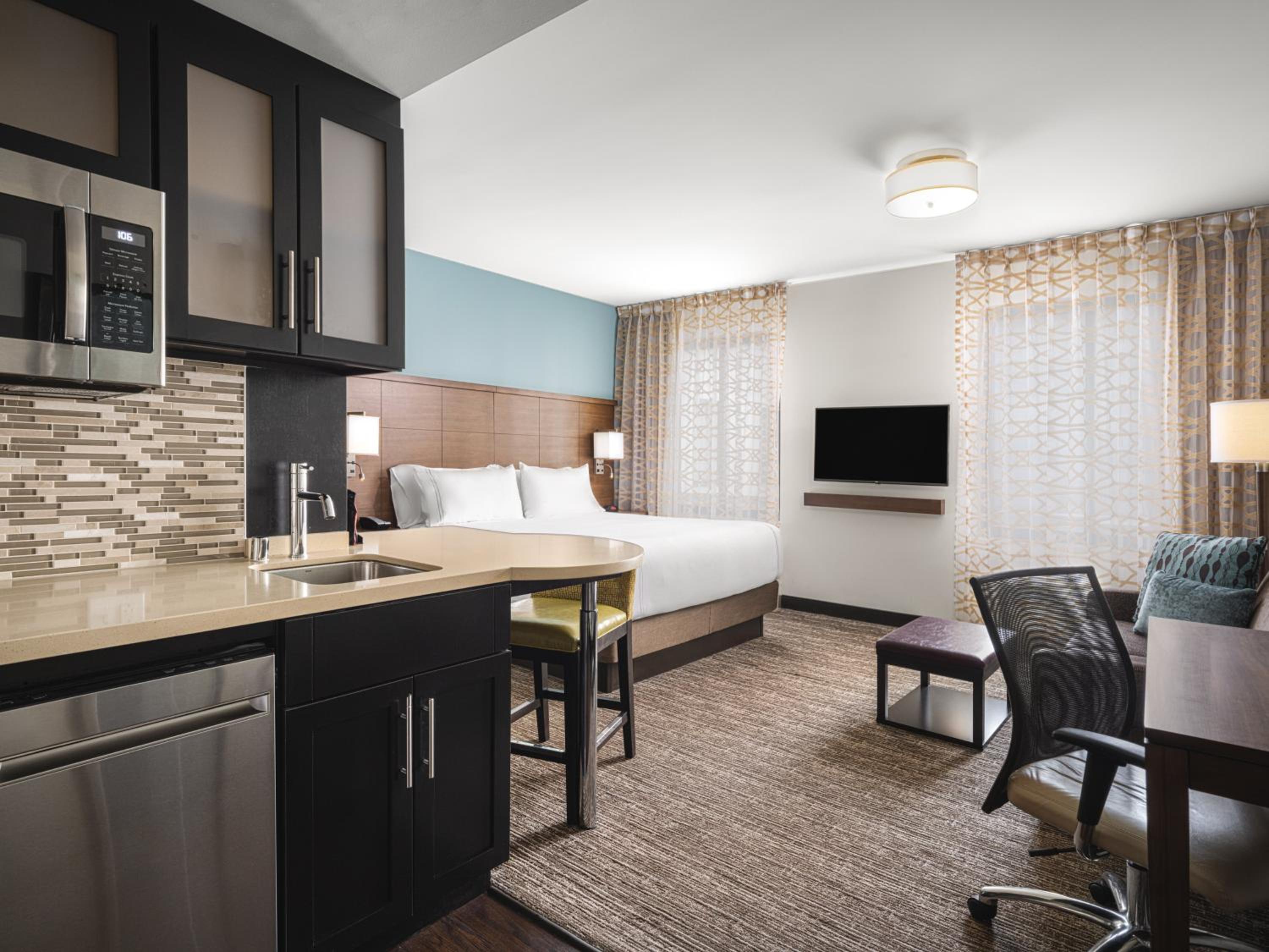 King Studio Suite with Large Kitchenette photo 3