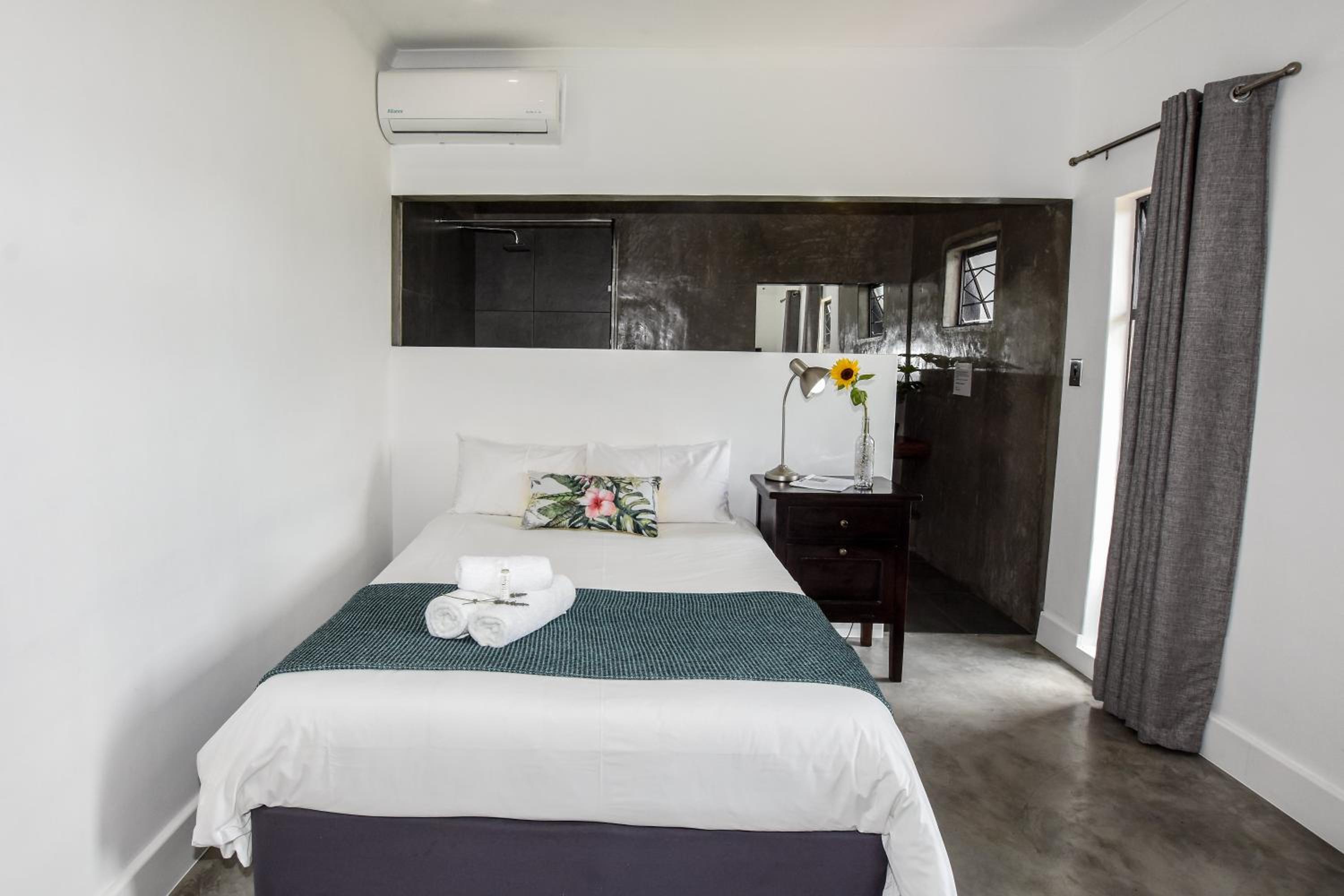 Double Room with Private Bathroom - Photo 4