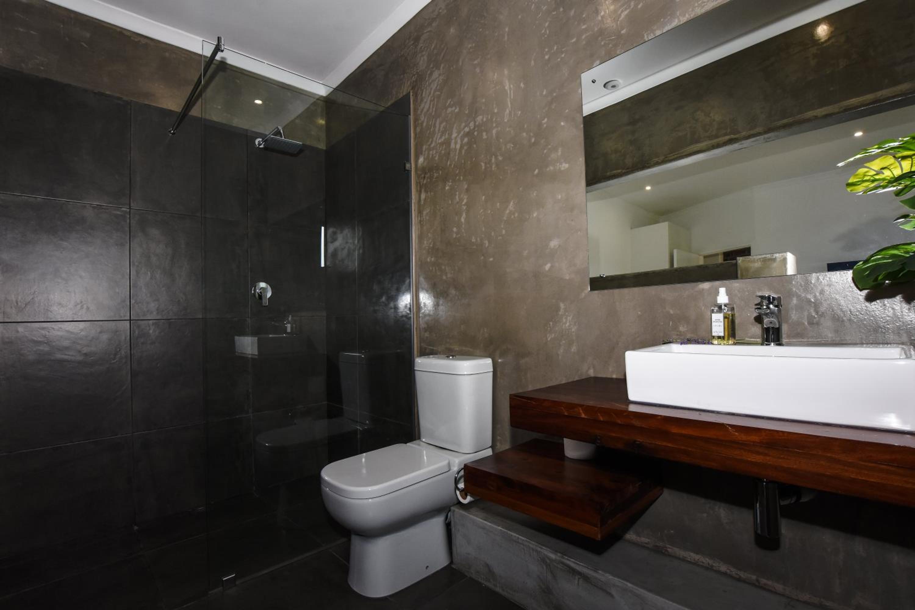 Double Room with Private Bathroom - Photo 10