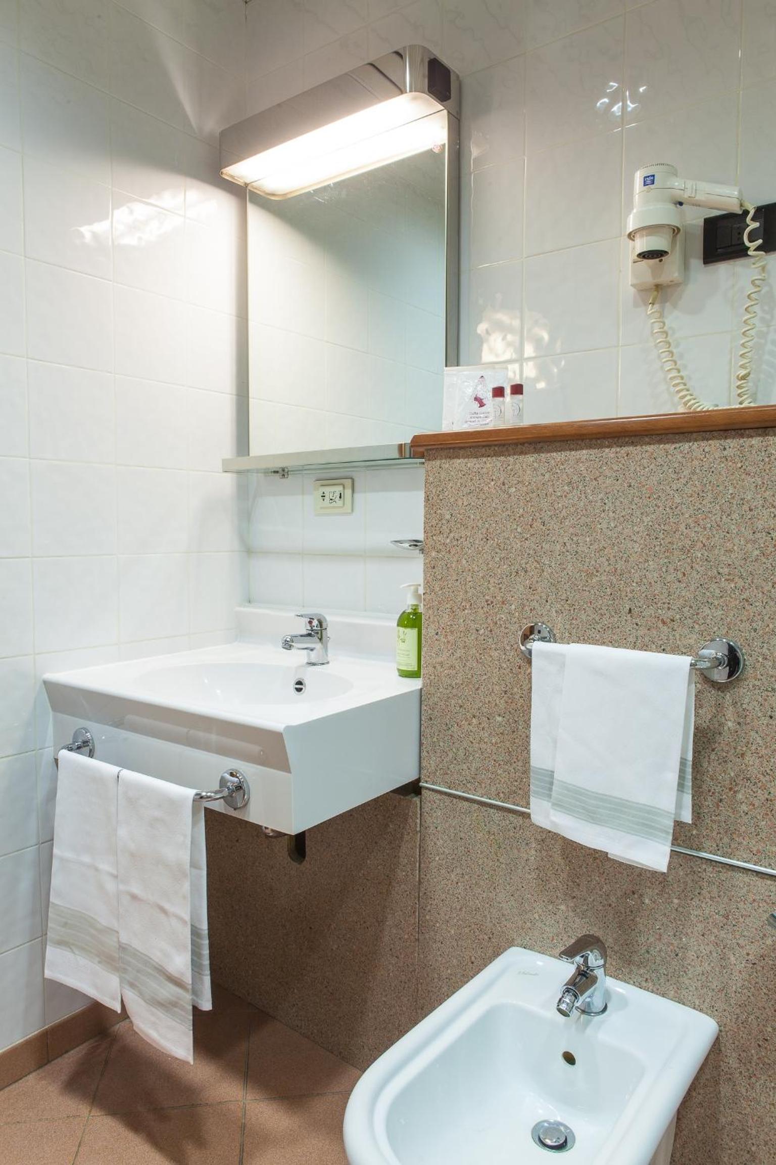 Double Room - Photo 9