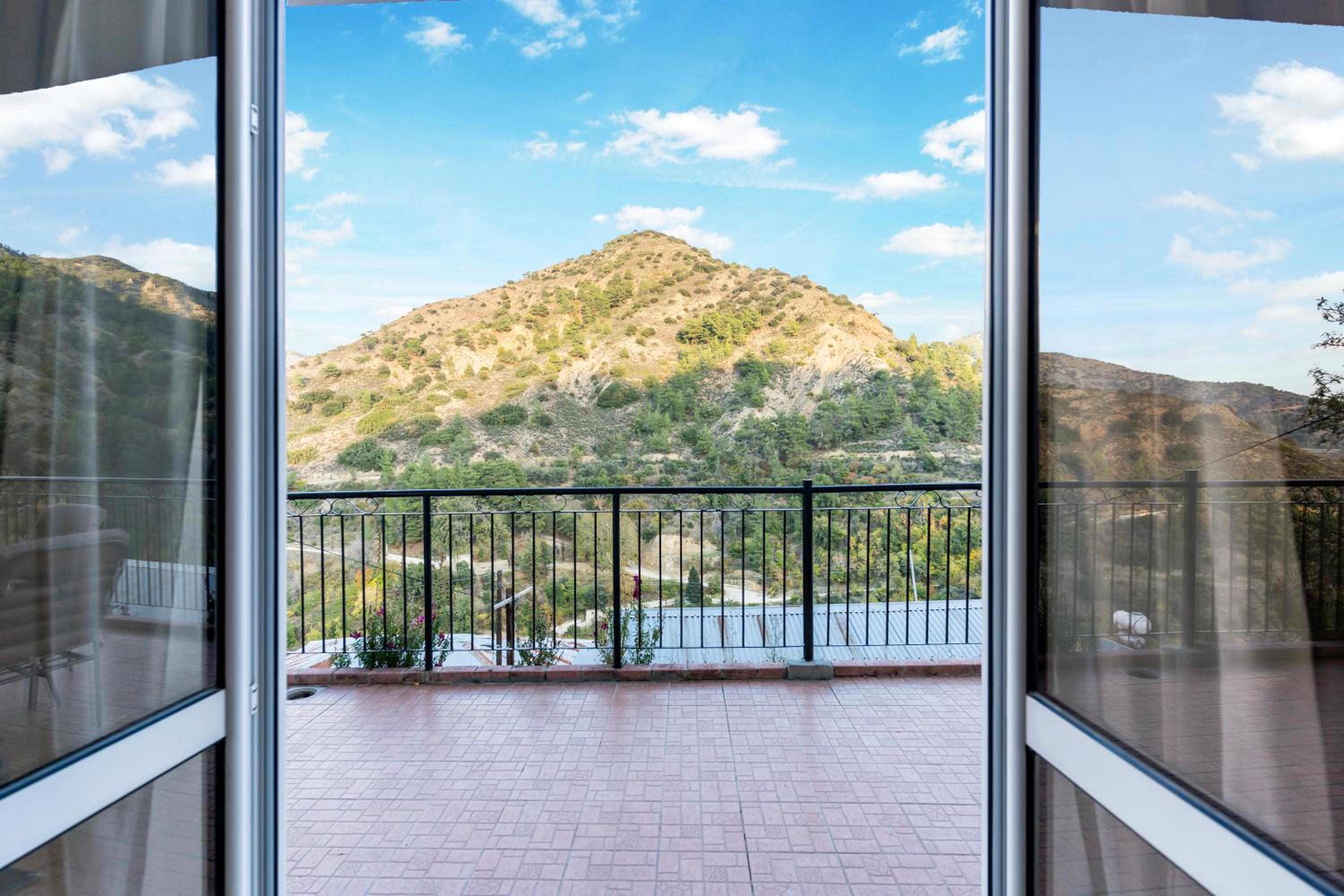 Apartment with Mountain View