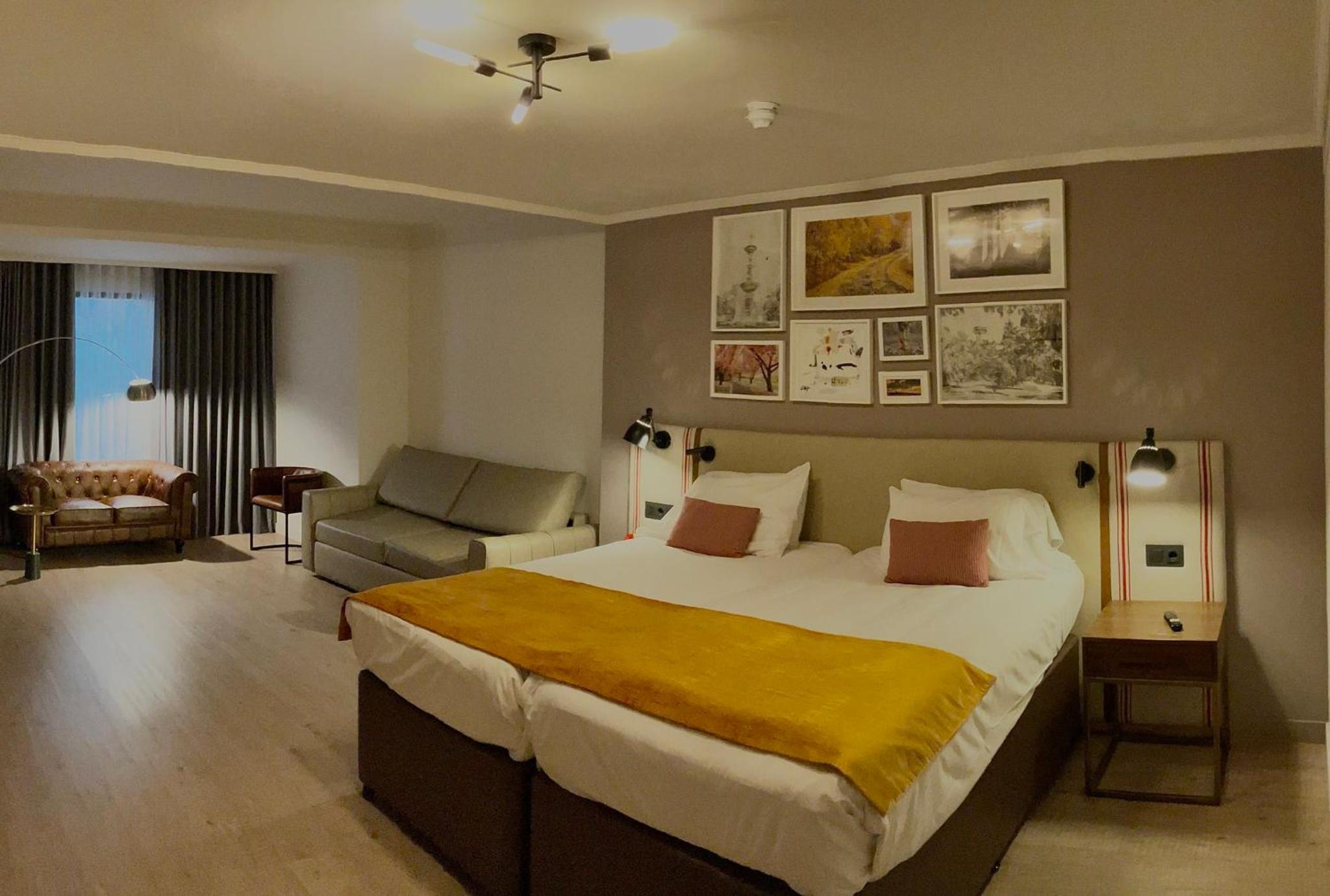 Superior King Room with Sofa Bed - Photo 3