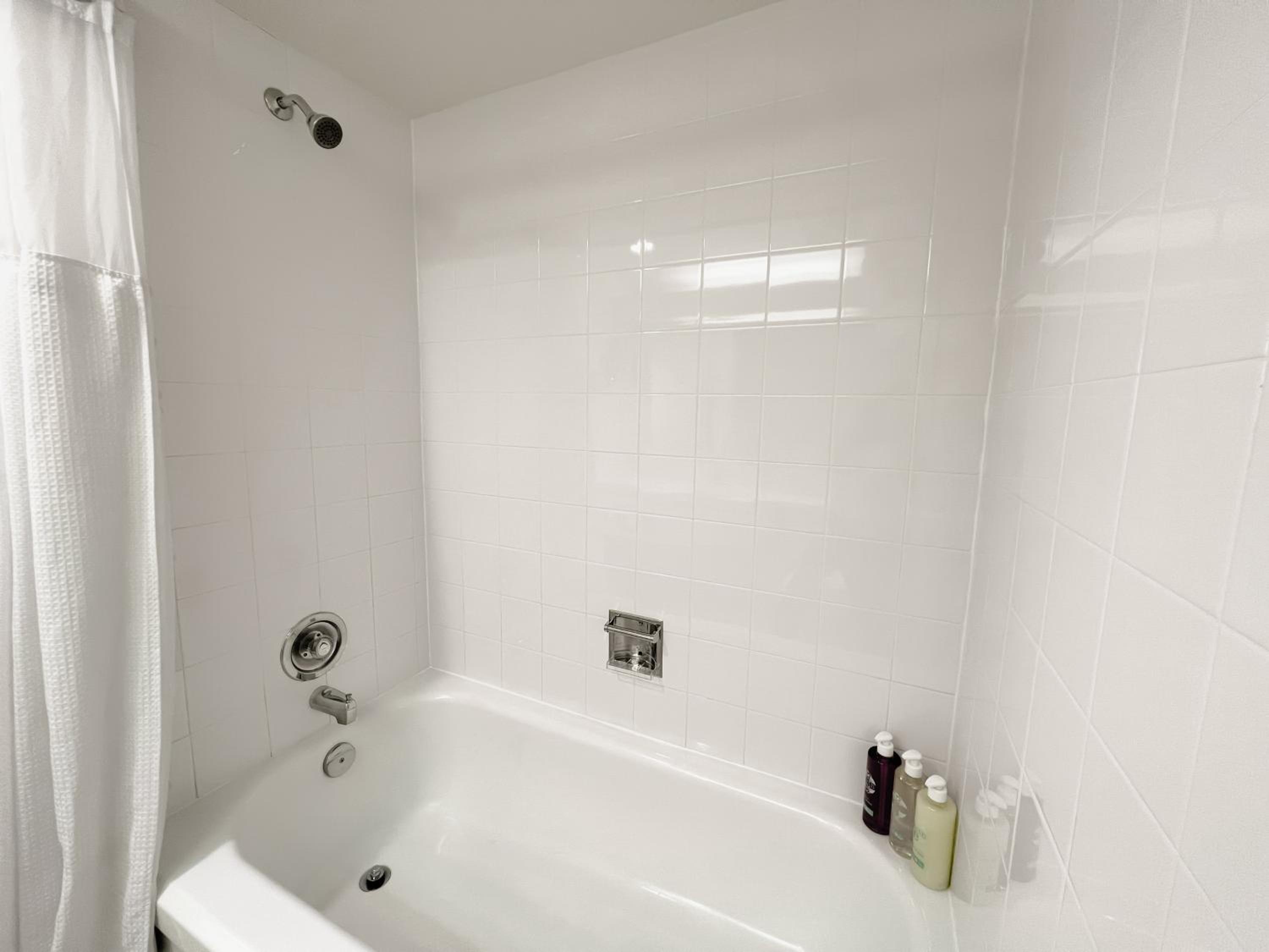 Coast Comfort Room, One Queen Bed - Photo 2