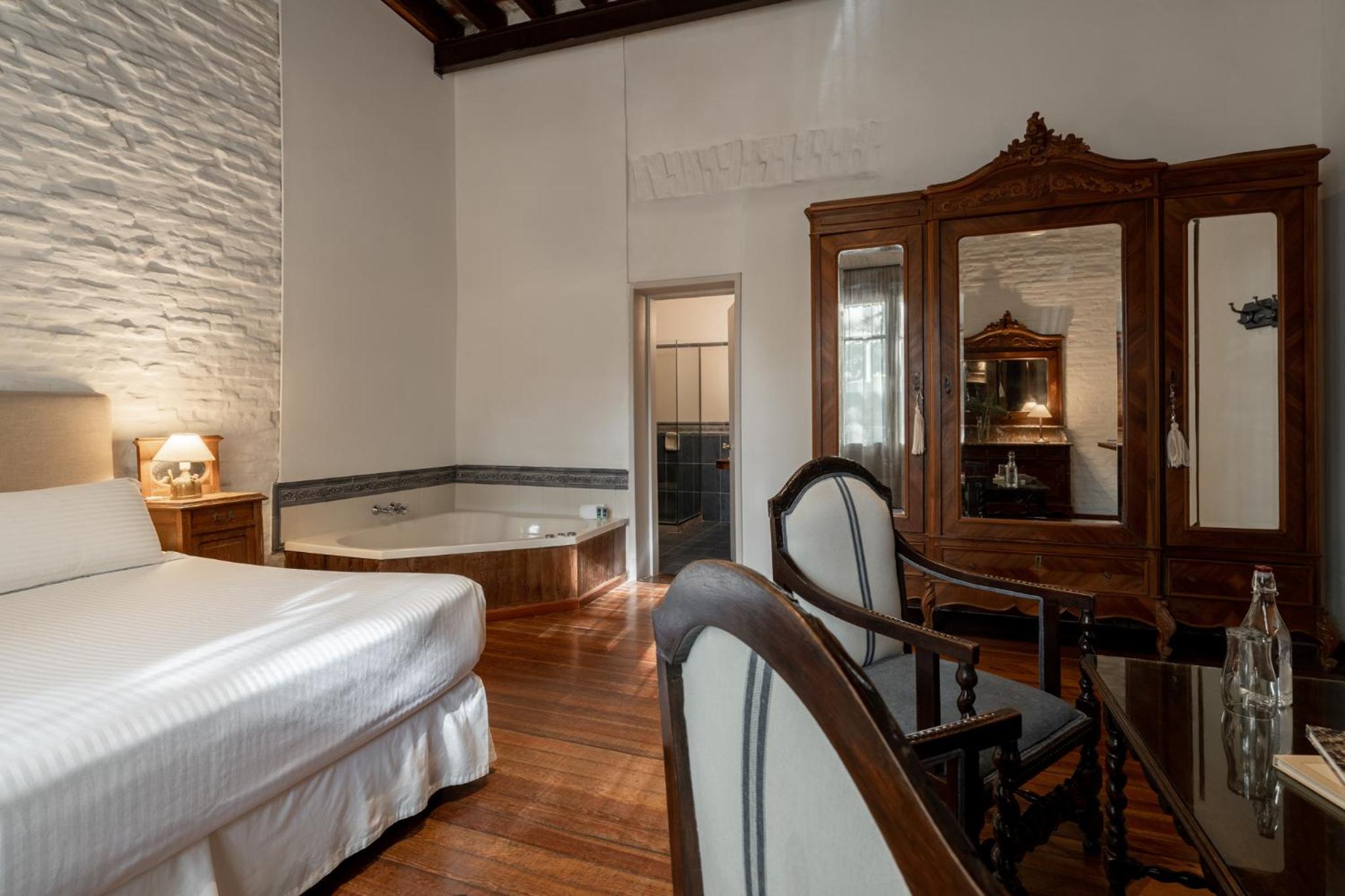 Suite Deluxe with Jacuzzi photo 1