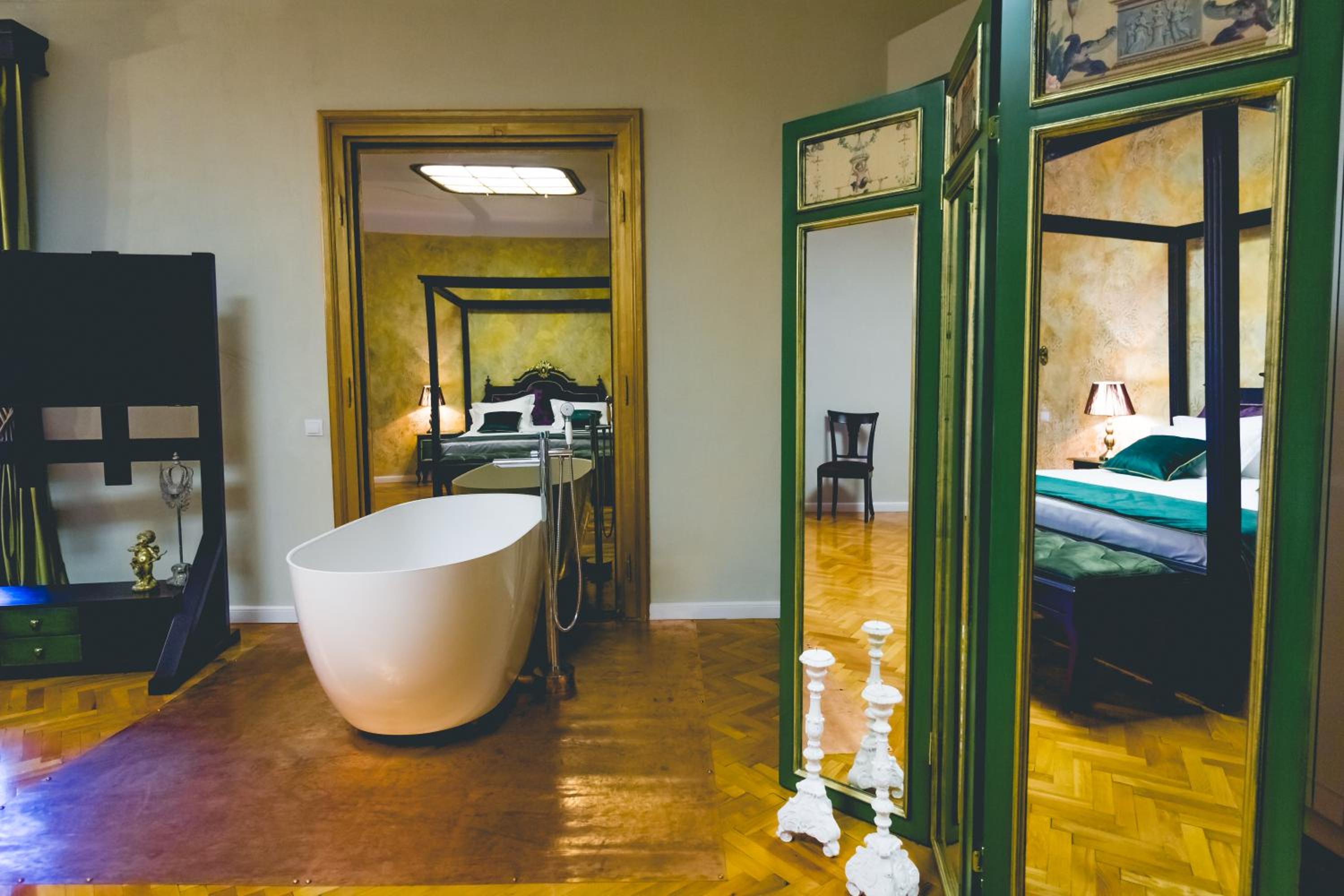 Deluxe King Room - Photo 43