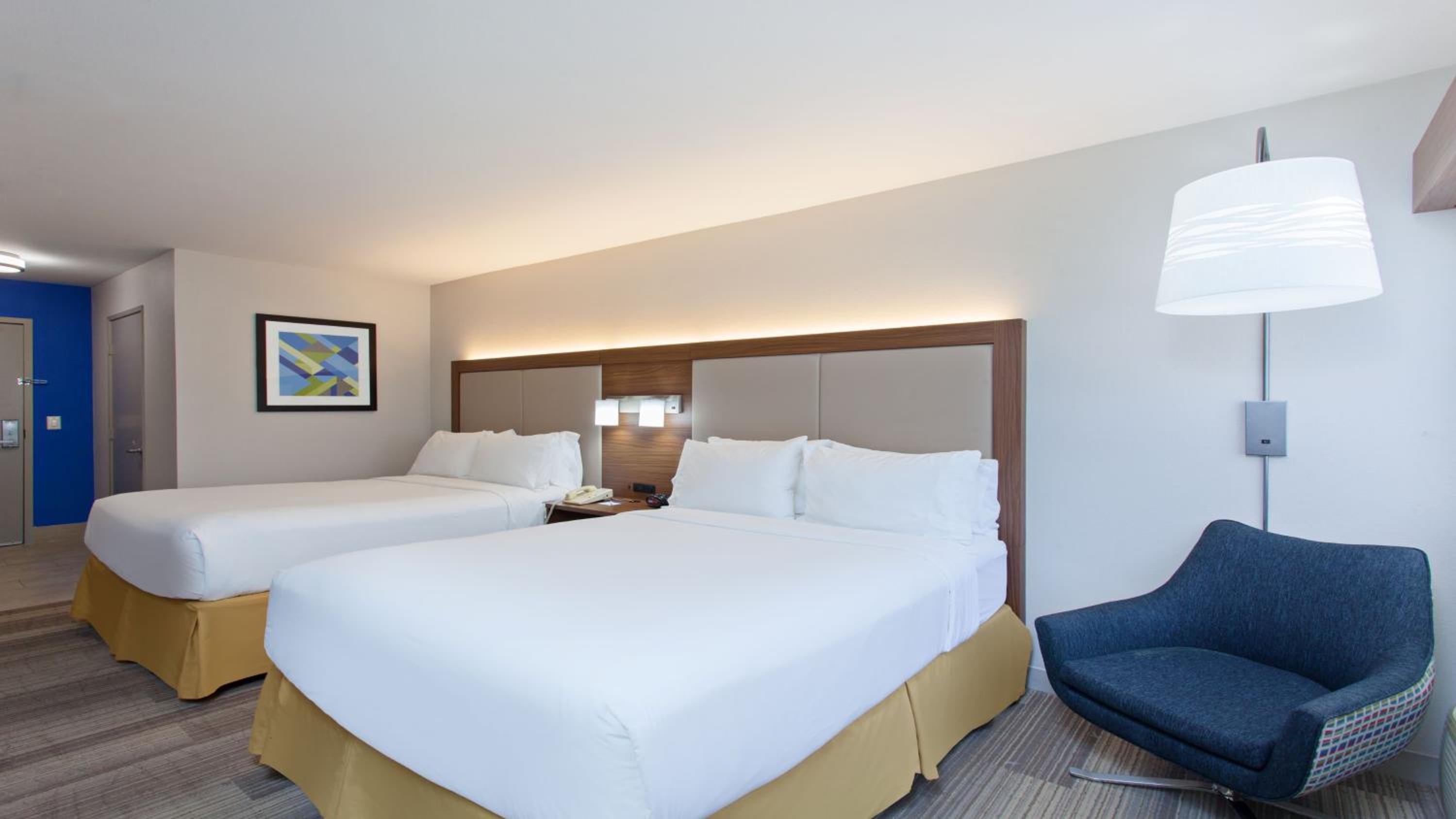 Standard Queen Room with Two Queen Beds - Photo 4