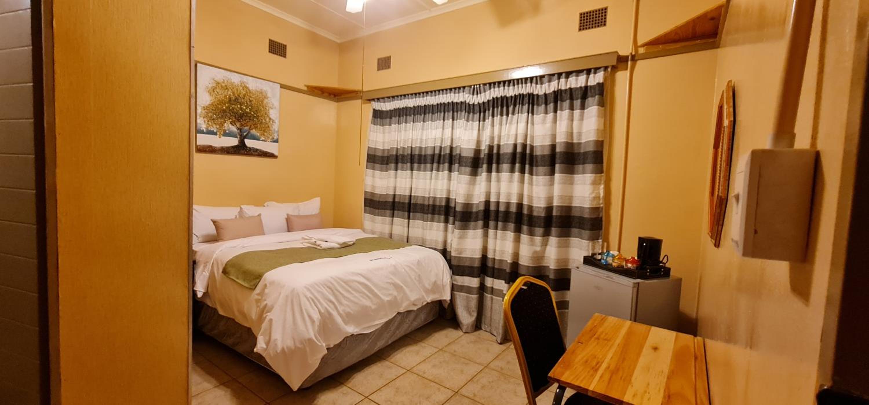 Double or Twin Room with Private Bathroom - Photo 22