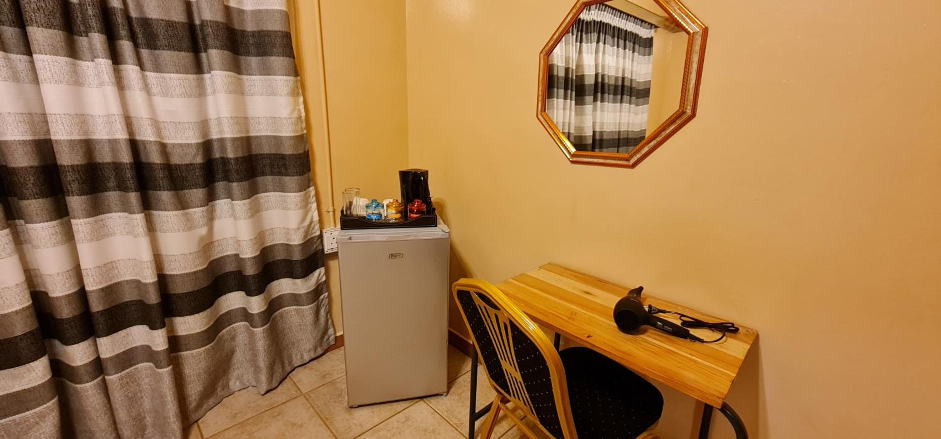 Double or Twin Room with Private Bathroom - Photo 3