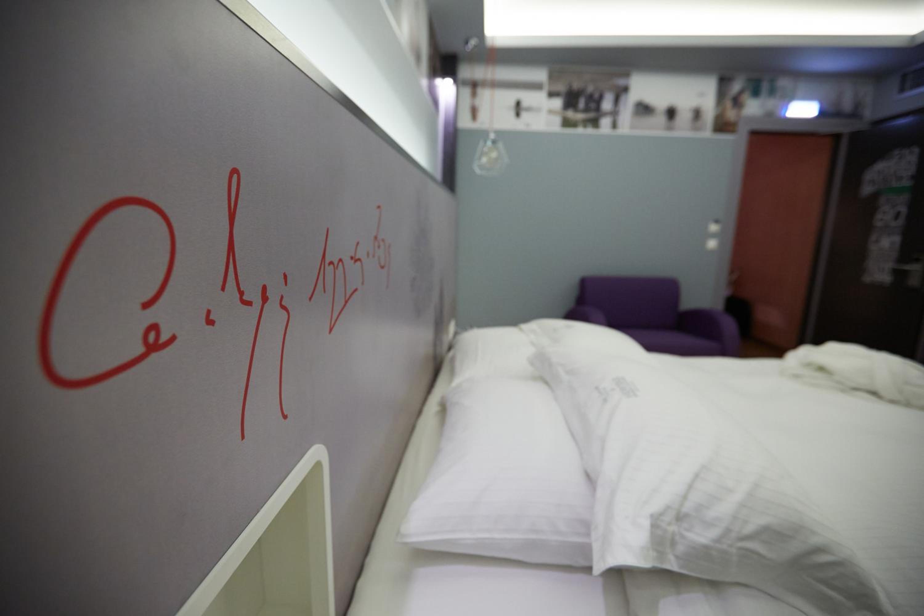 Deluxe Double Room - Photo 9