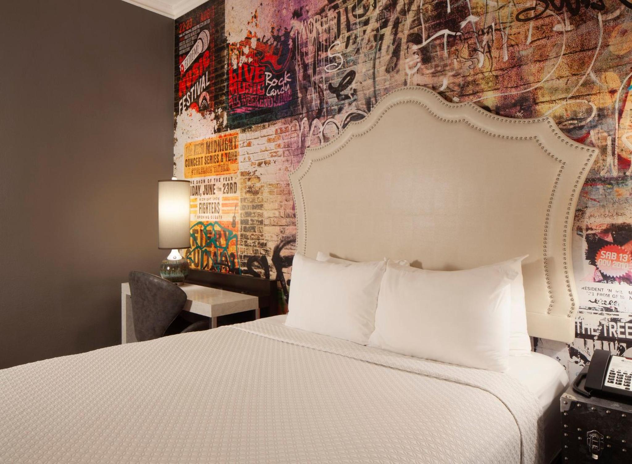 Standard Queen Room - Photo 7