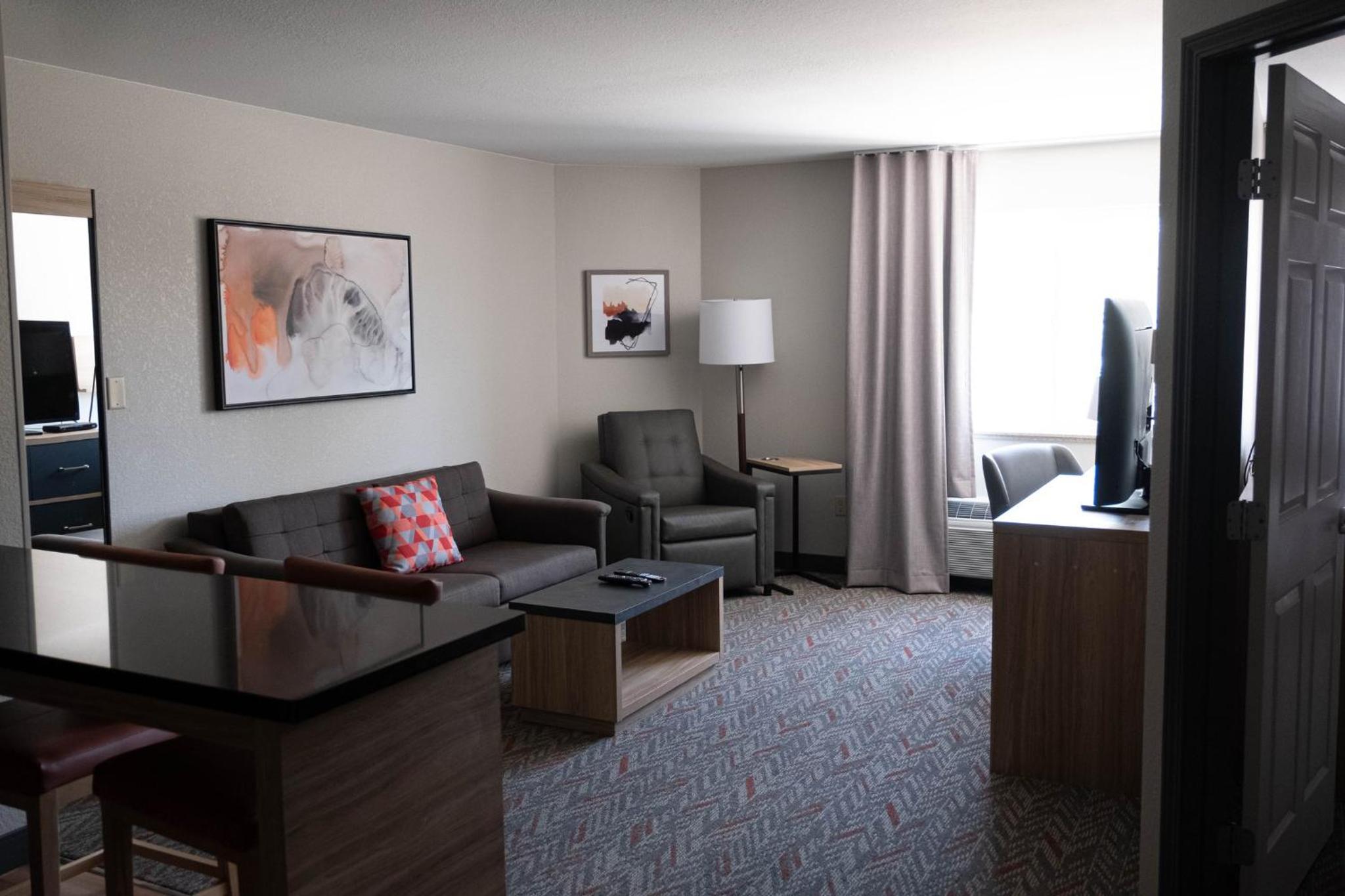 One-Bedroom Suite with King Bed Mobility Access Tub - Non-Smoking - Photo 2
