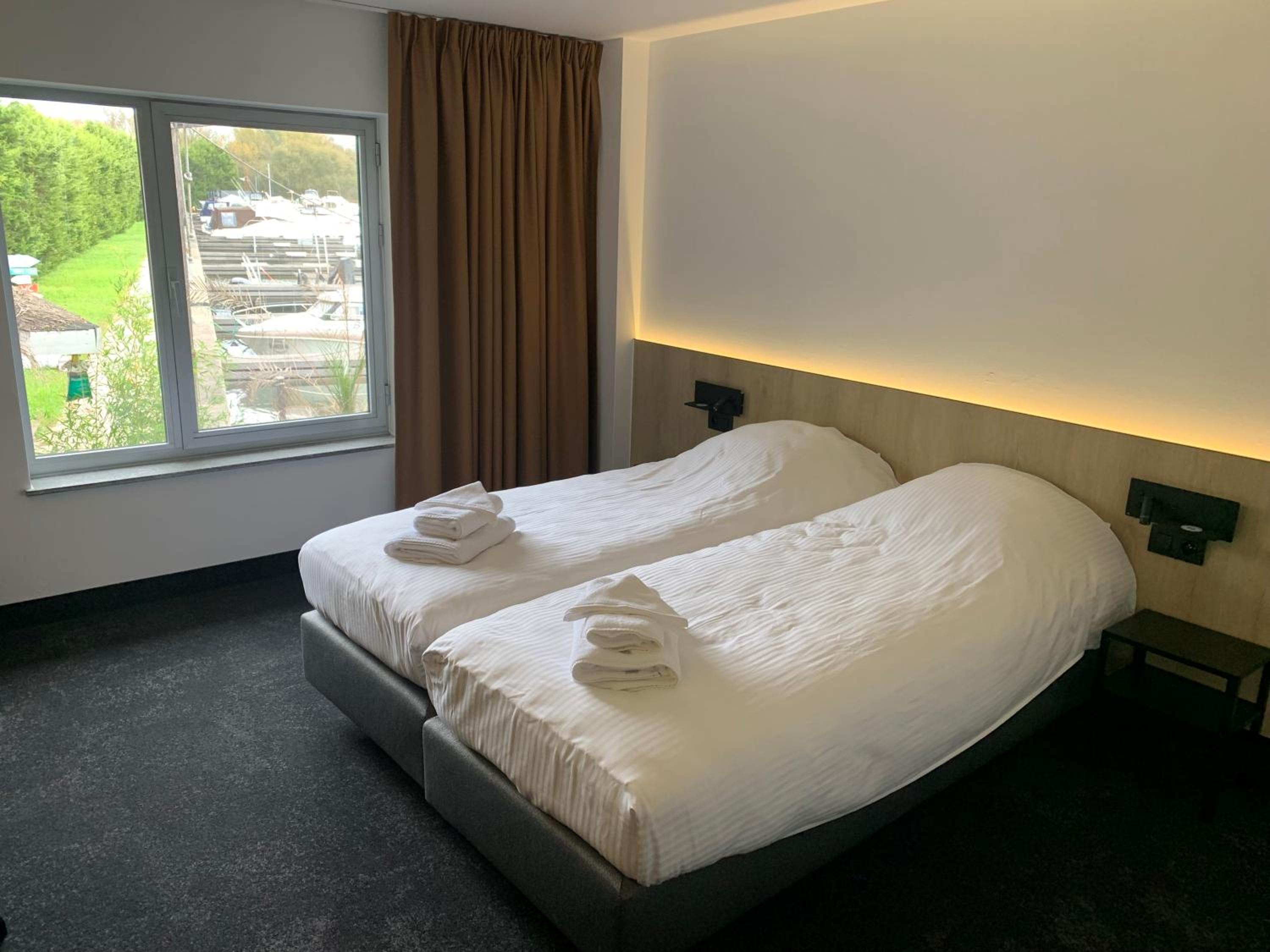 Twin Room with Bathroom photo 3