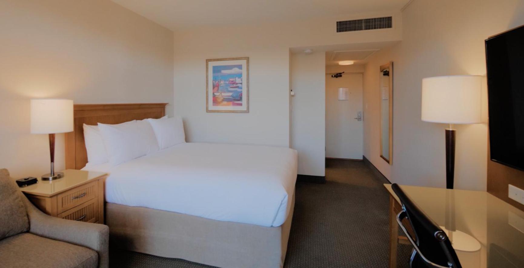 Coast Superior Room, One Queen Bed, Pool Level - Photo 4
