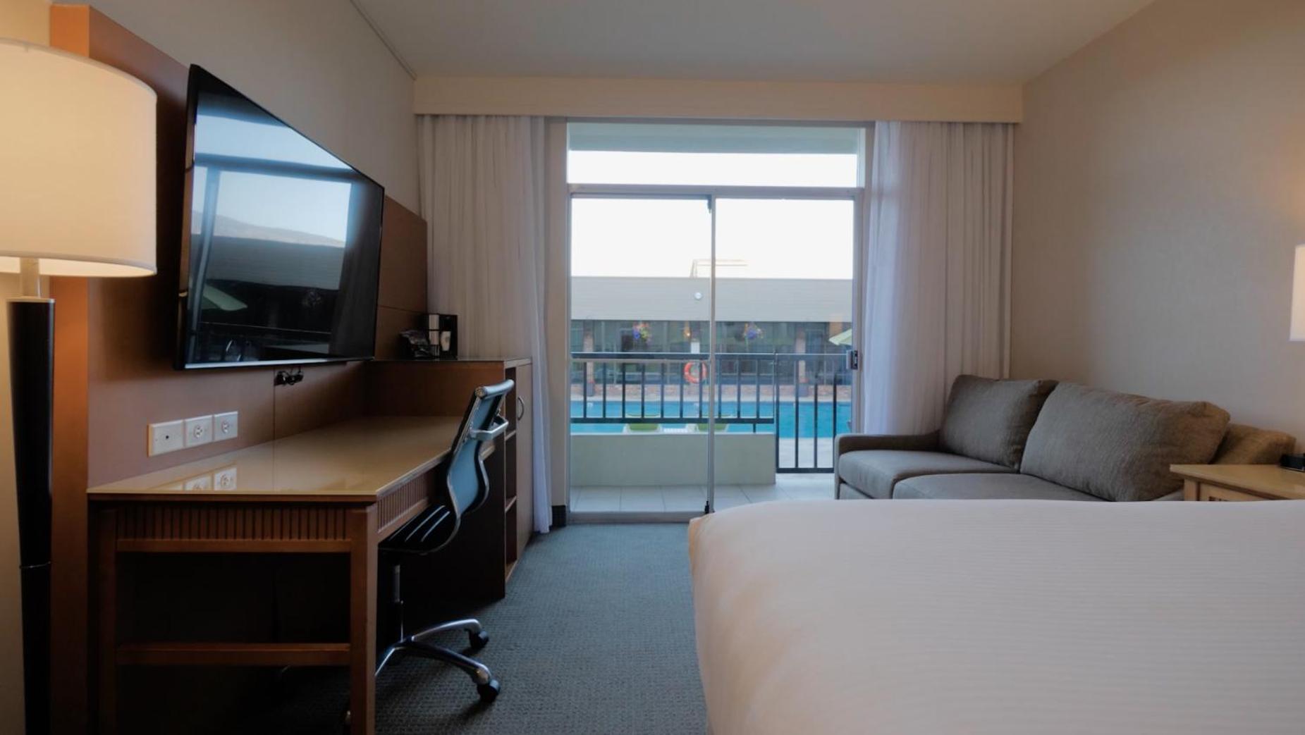 Coast Superior Room, One Queen Bed, Pool Level - Photo 5