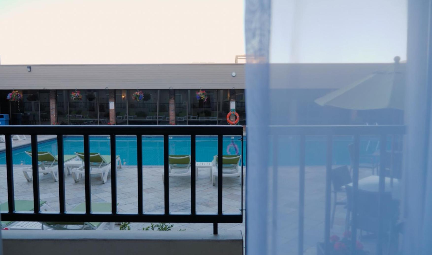 Coast Superior Room, One Queen Bed, Pool Level - Photo 2