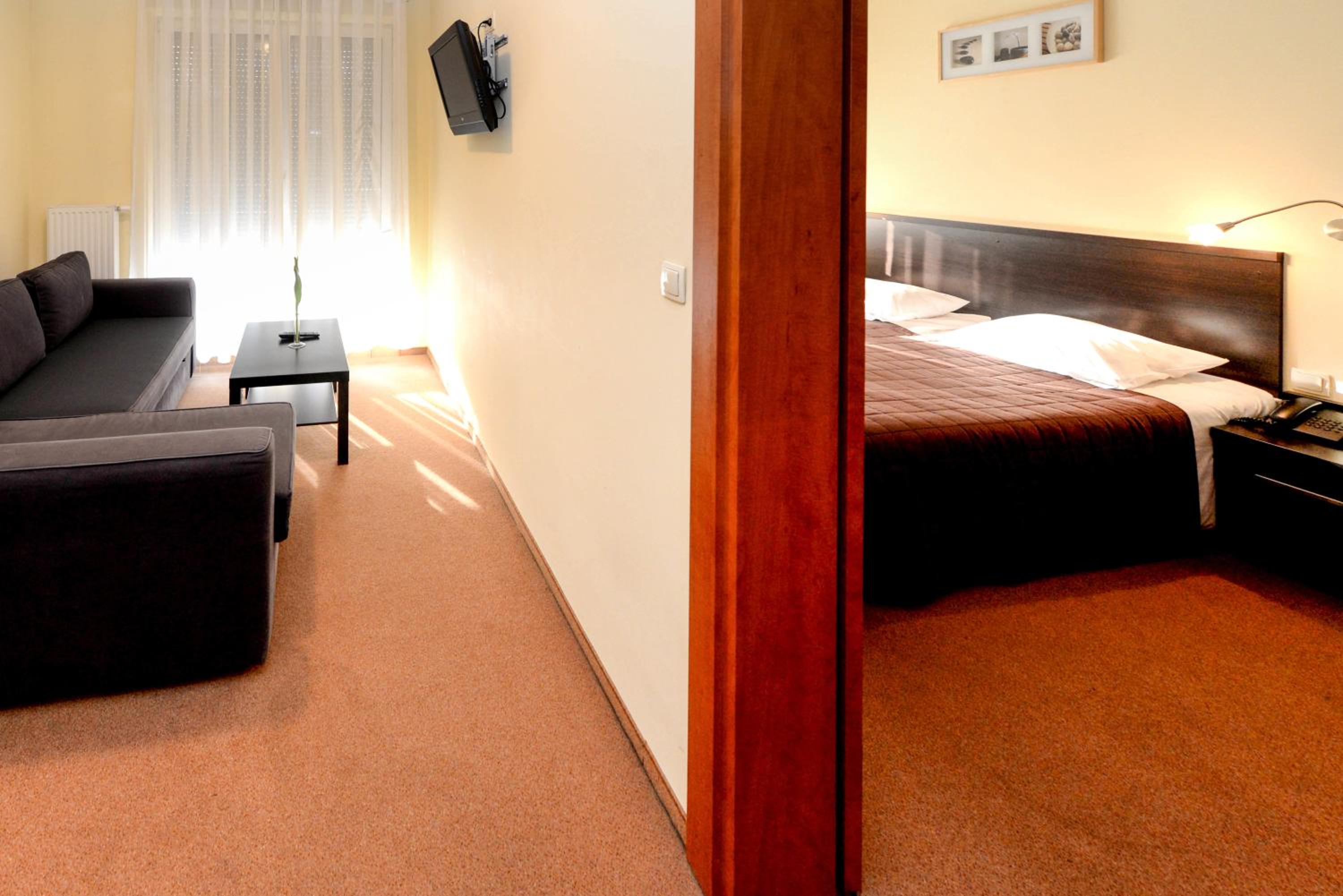 Studio Apartment - Photo 1
