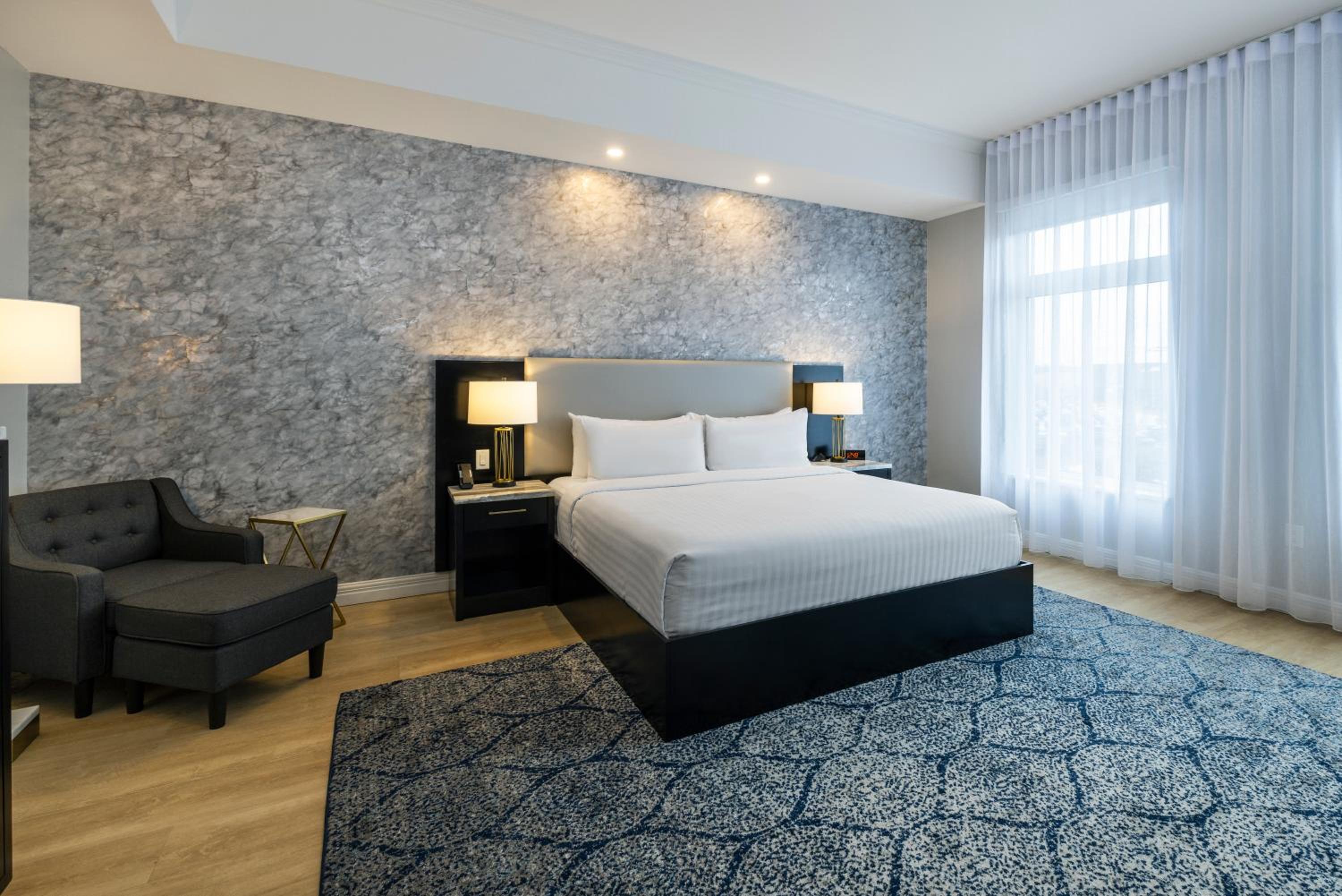 Deluxe King Room with a Bathtub - Non Smoking - Photo 1