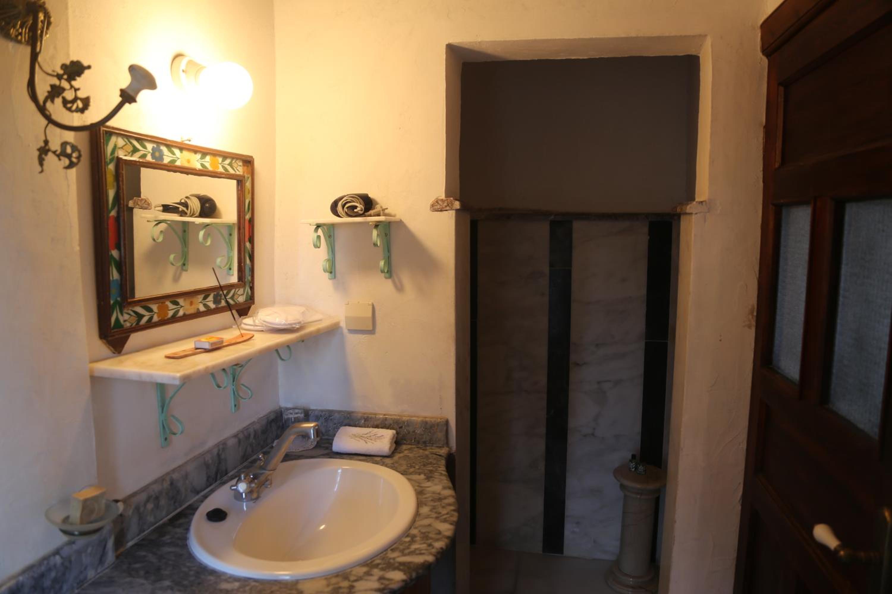 Standard Double Room - Photo 11