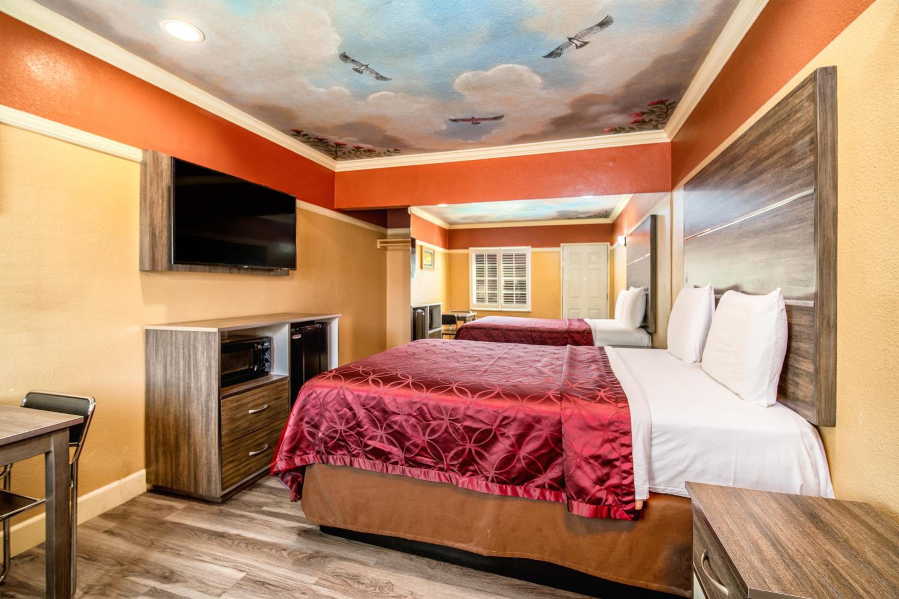 Queen Room photo 2