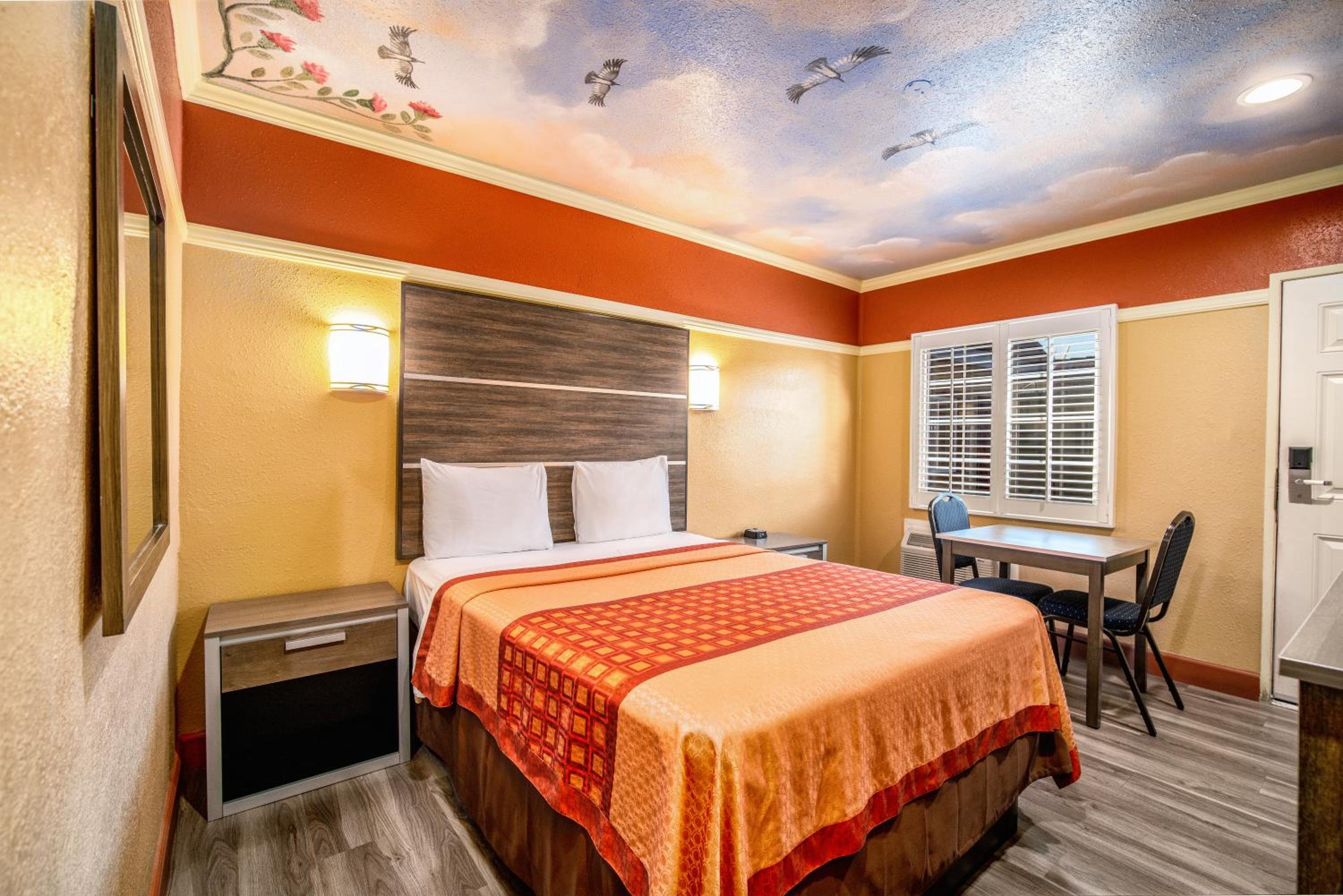 Queen Room photo 3