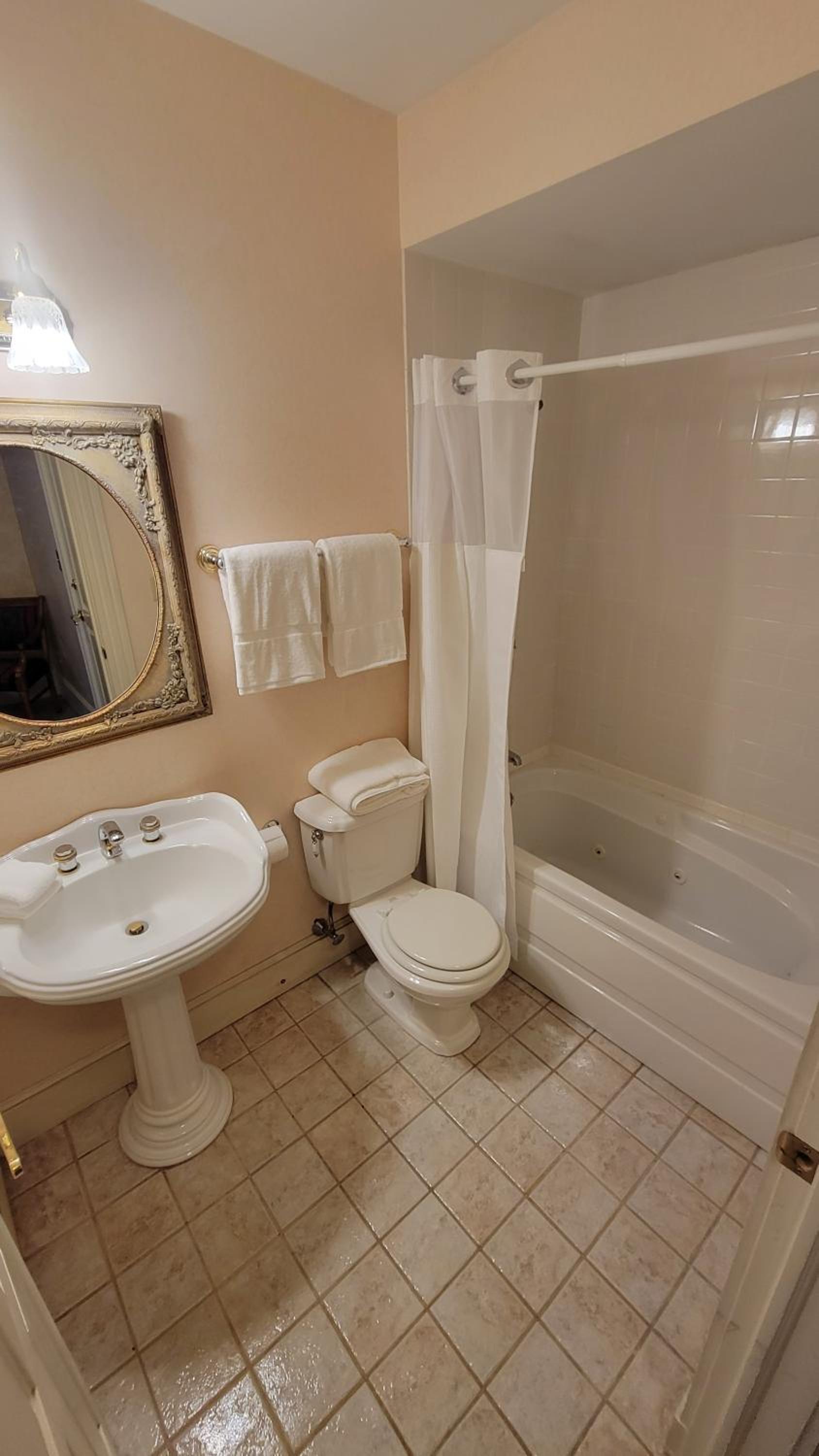 Deluxe Queen Suite photo 2