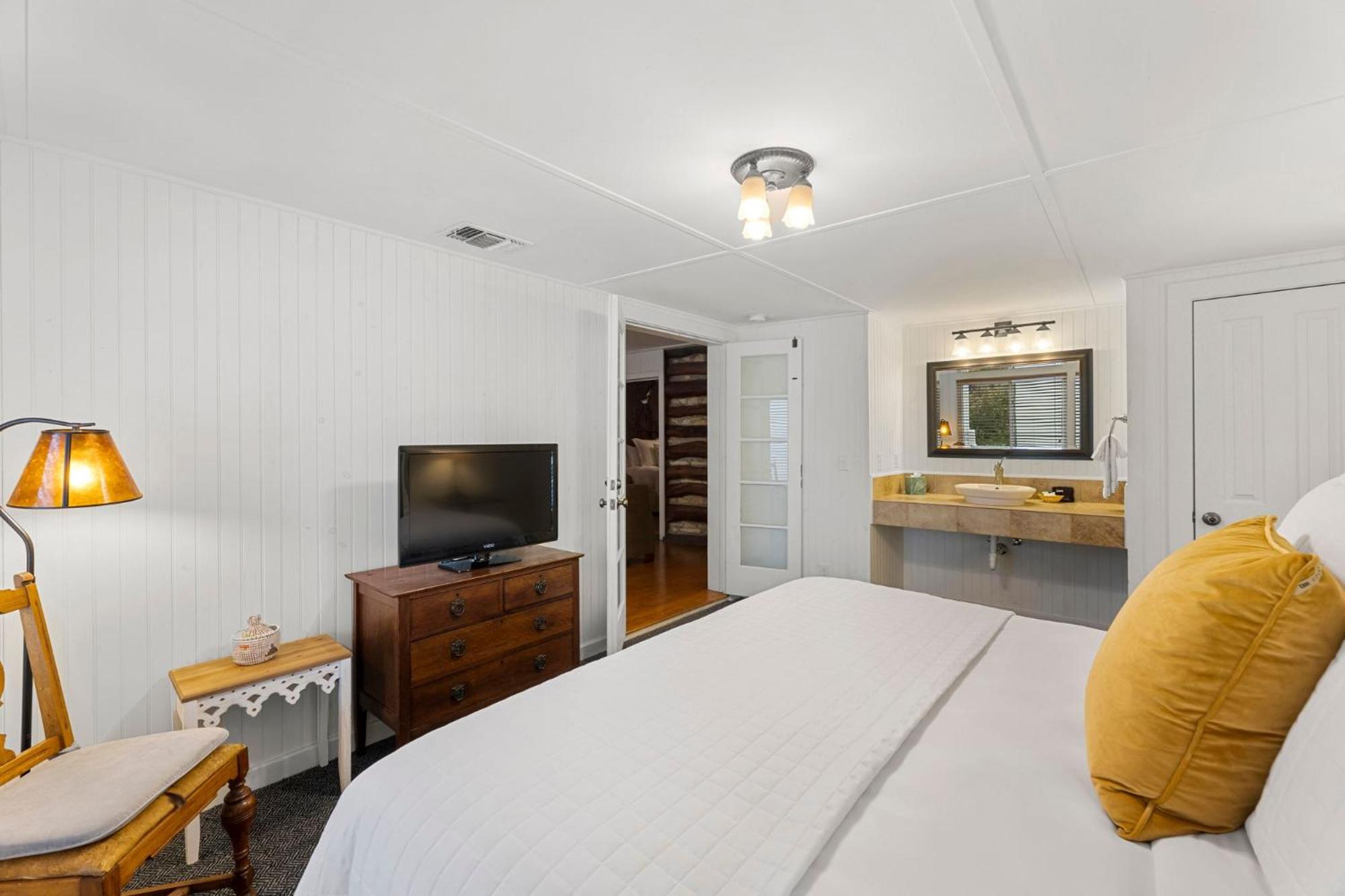 Three-Bedroom House - Photo 15