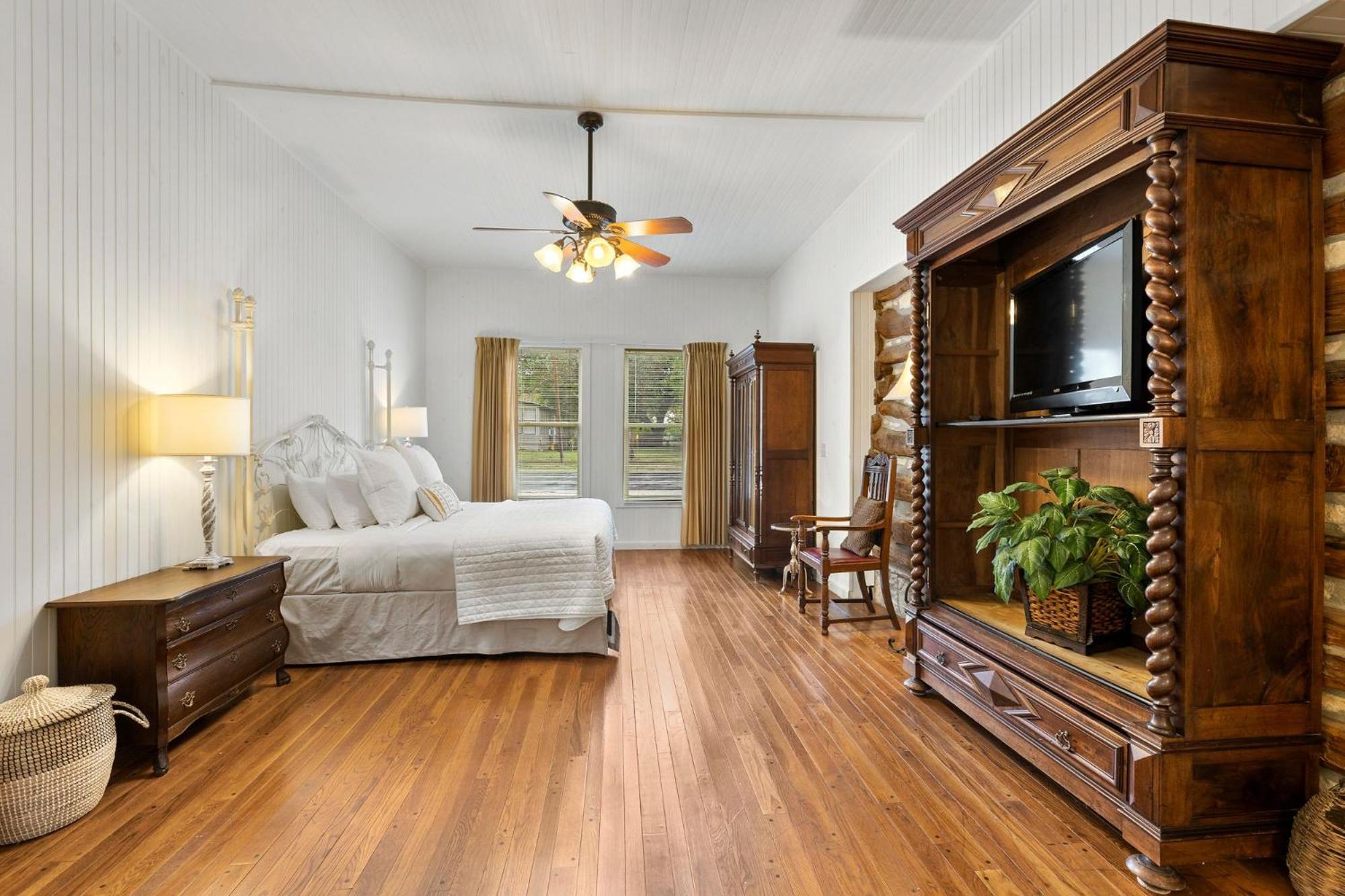Three-Bedroom House - Photo 10